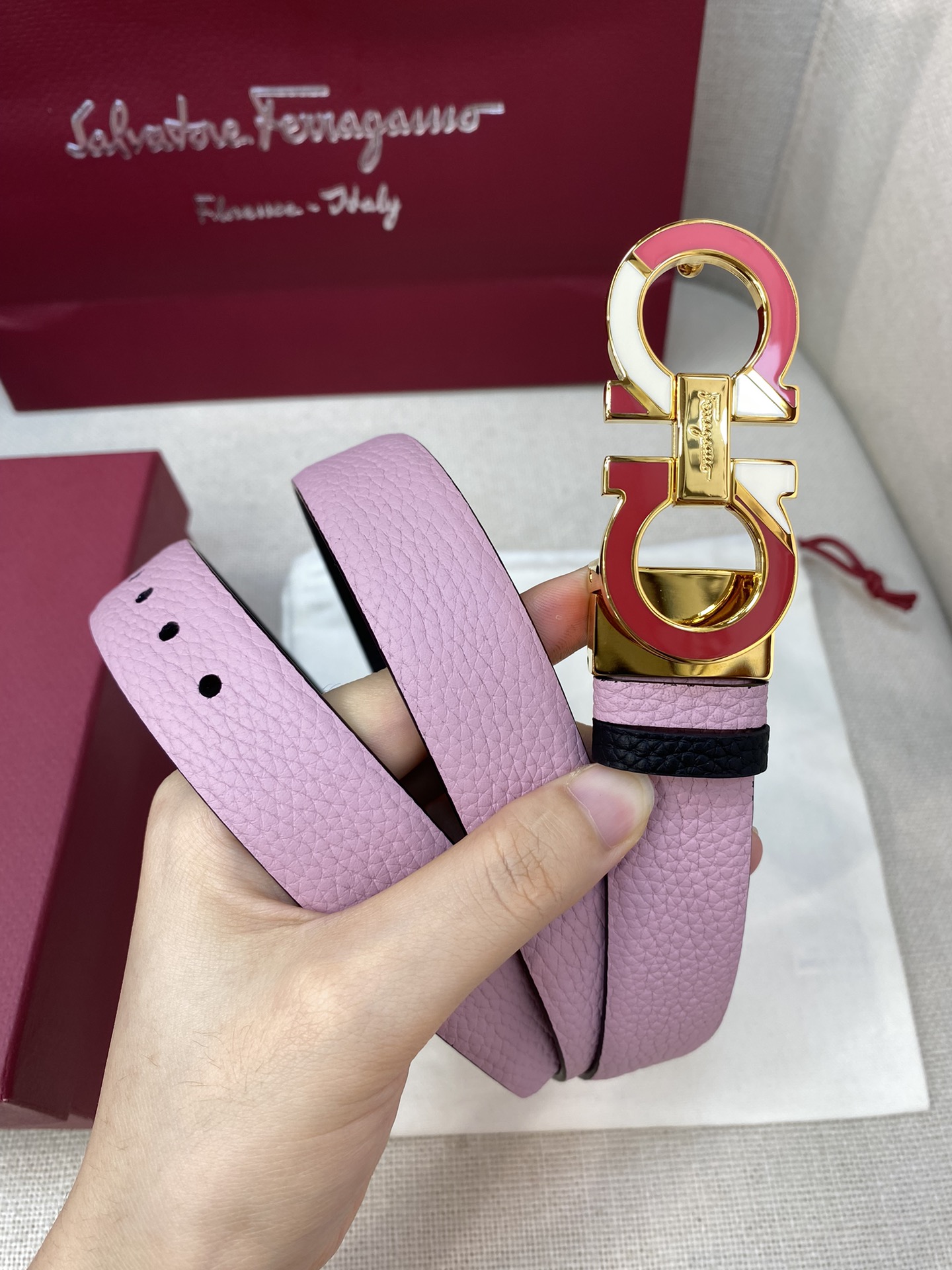 Ferragamo25mm金属Gancio双扣女士双面牛皮质感十足独特复古风格时髦中带着随性和酷感.支持