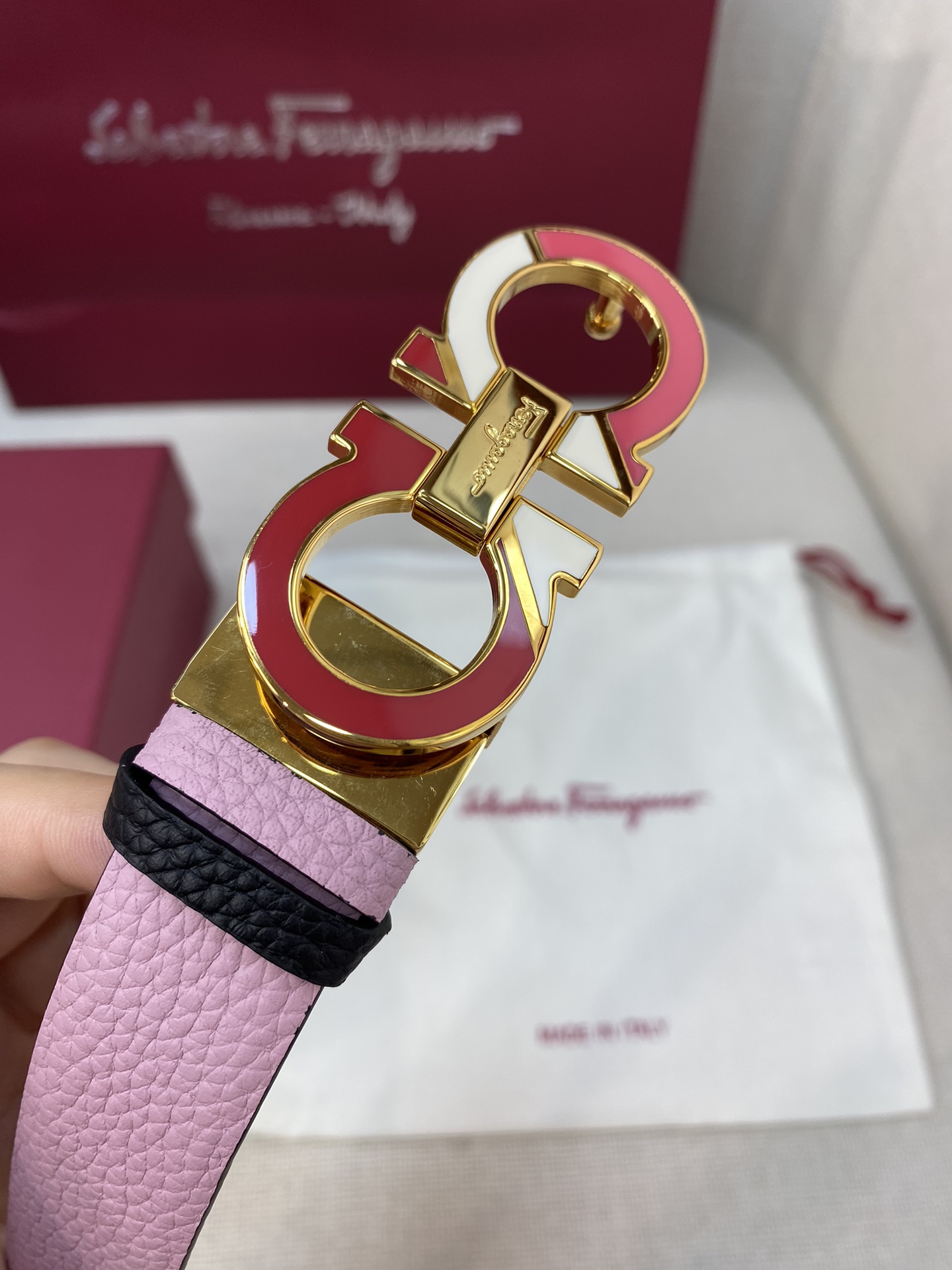 Ferragamo25mm金属Gancio双扣女士双面牛皮质感十足独特复古风格时髦中带着随性和酷感.支持