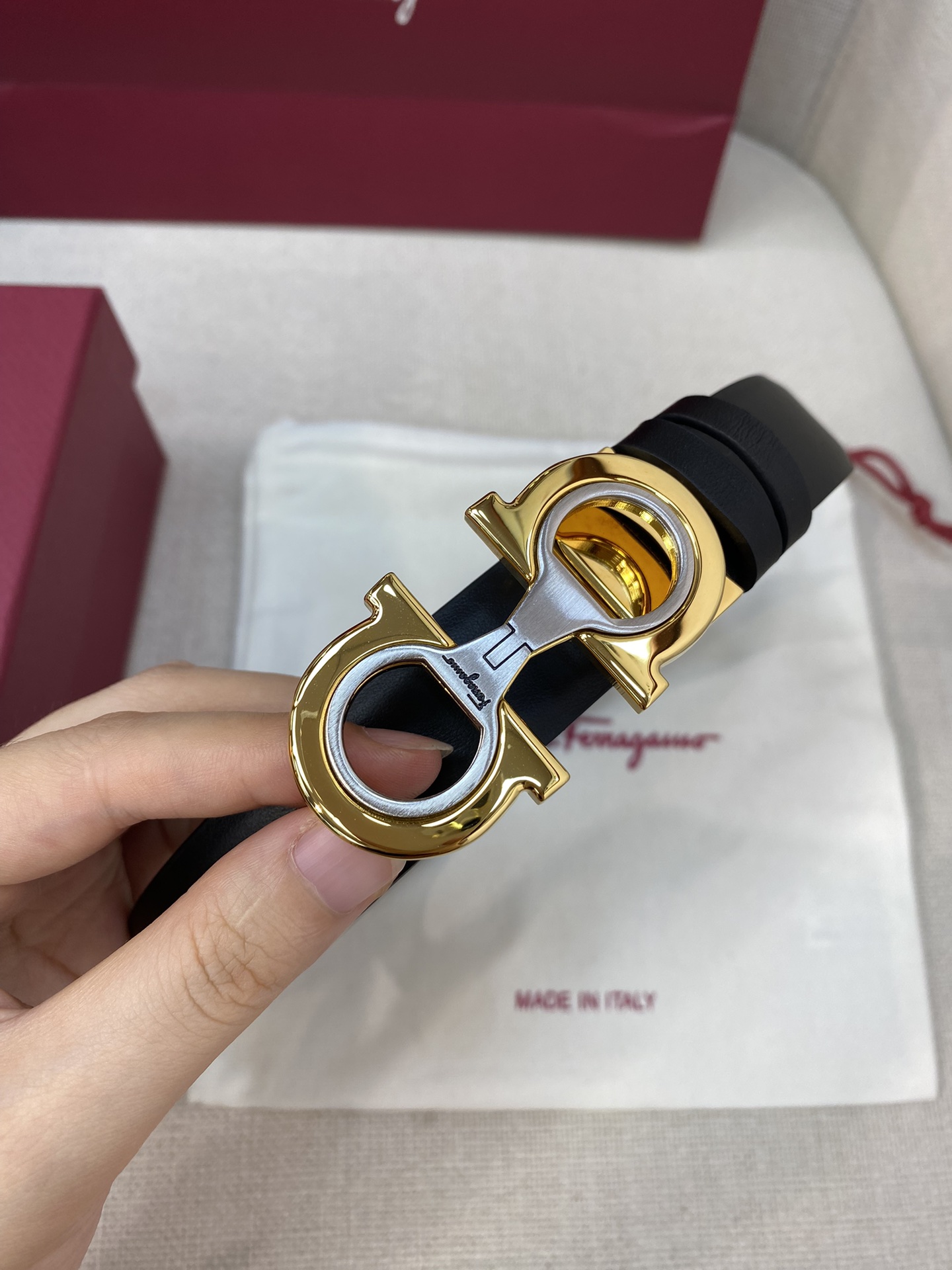 Ferragamo25mm金属Gancio双扣女士双面牛皮质感十足独特复古风格时髦中带着随性和酷感.支持