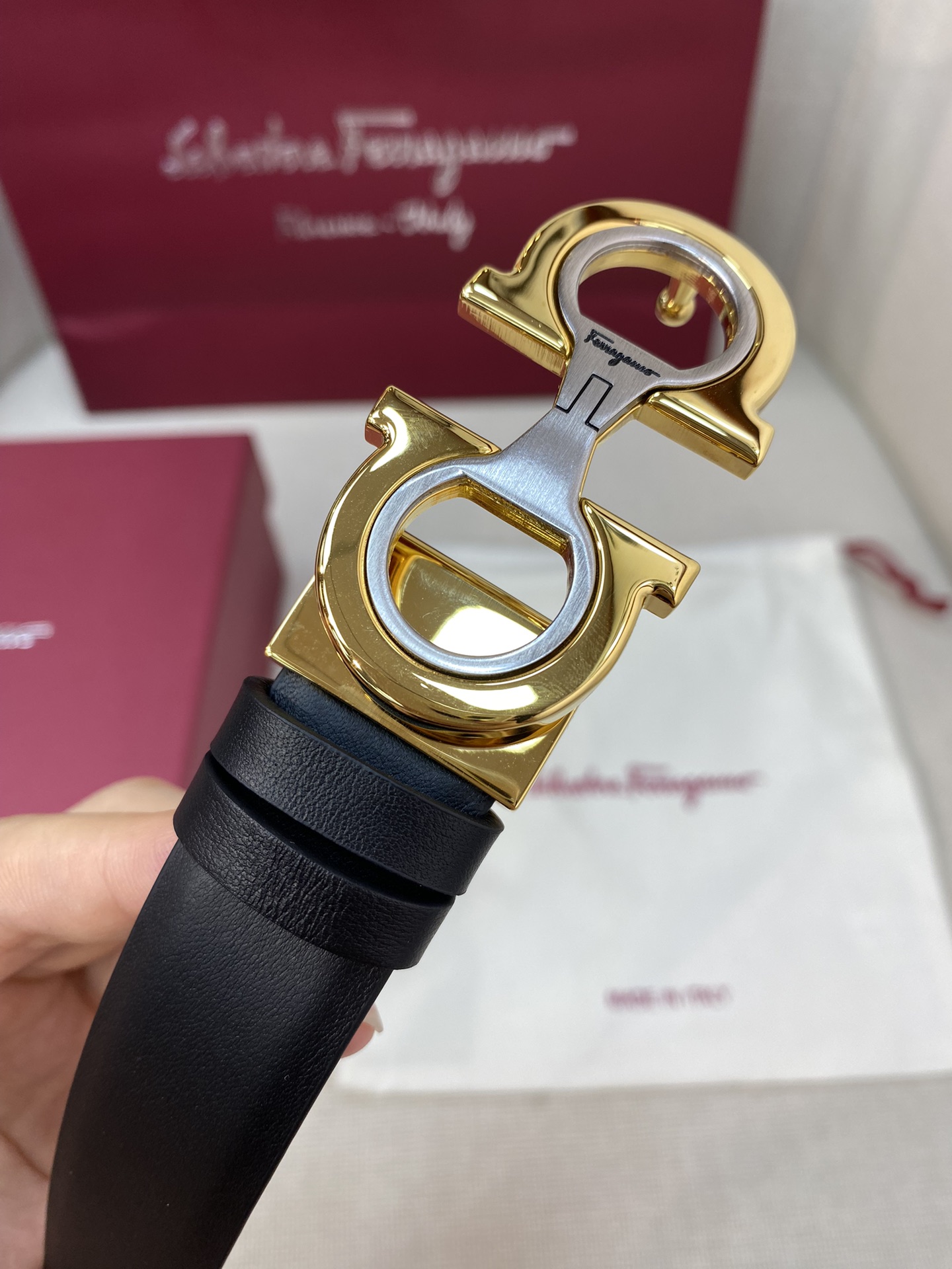 Ferragamo25mm金属Gancio双扣女士双面牛皮质感十足独特复古风格时髦中带着随性和酷感.支持