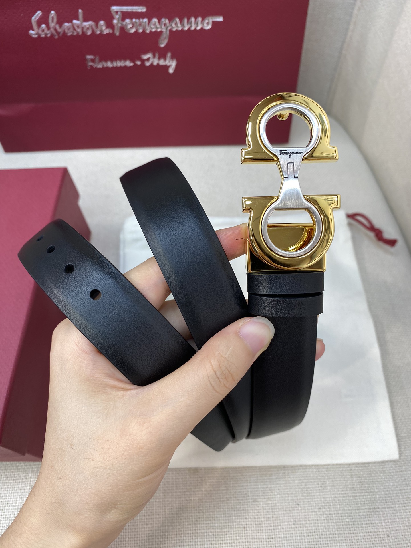 Ferragamo25mm金属Gancio双扣女士双面牛皮质感十足独特复古风格时髦中带着随性和酷感.支持