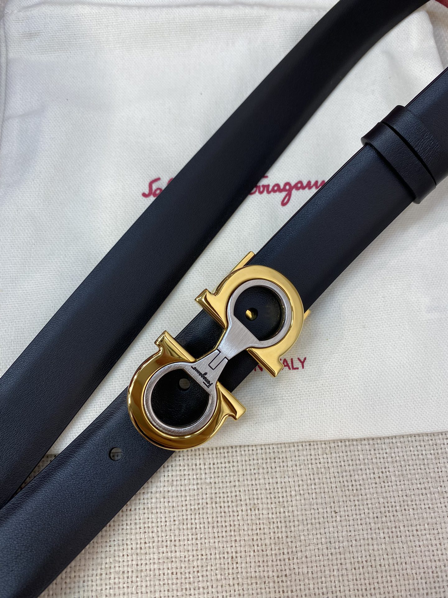 Ferragamo25mm金属Gancio双扣女士双面牛皮质感十足独特复古风格时髦中带着随性和酷感.支持