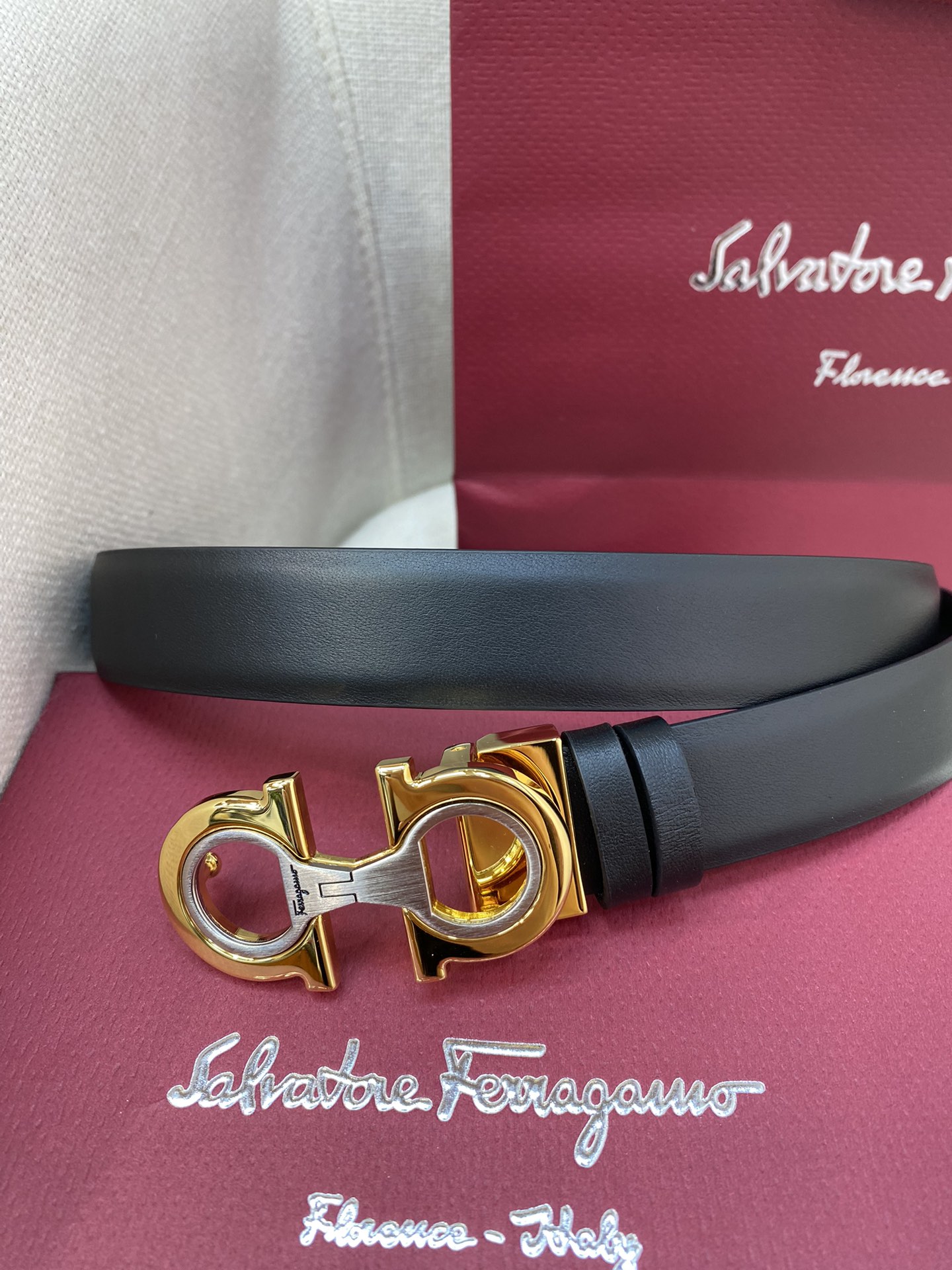 Ferragamo25mm金属Gancio双扣女士双面牛皮质感十足独特复古风格时髦中带着随性和酷感.支持