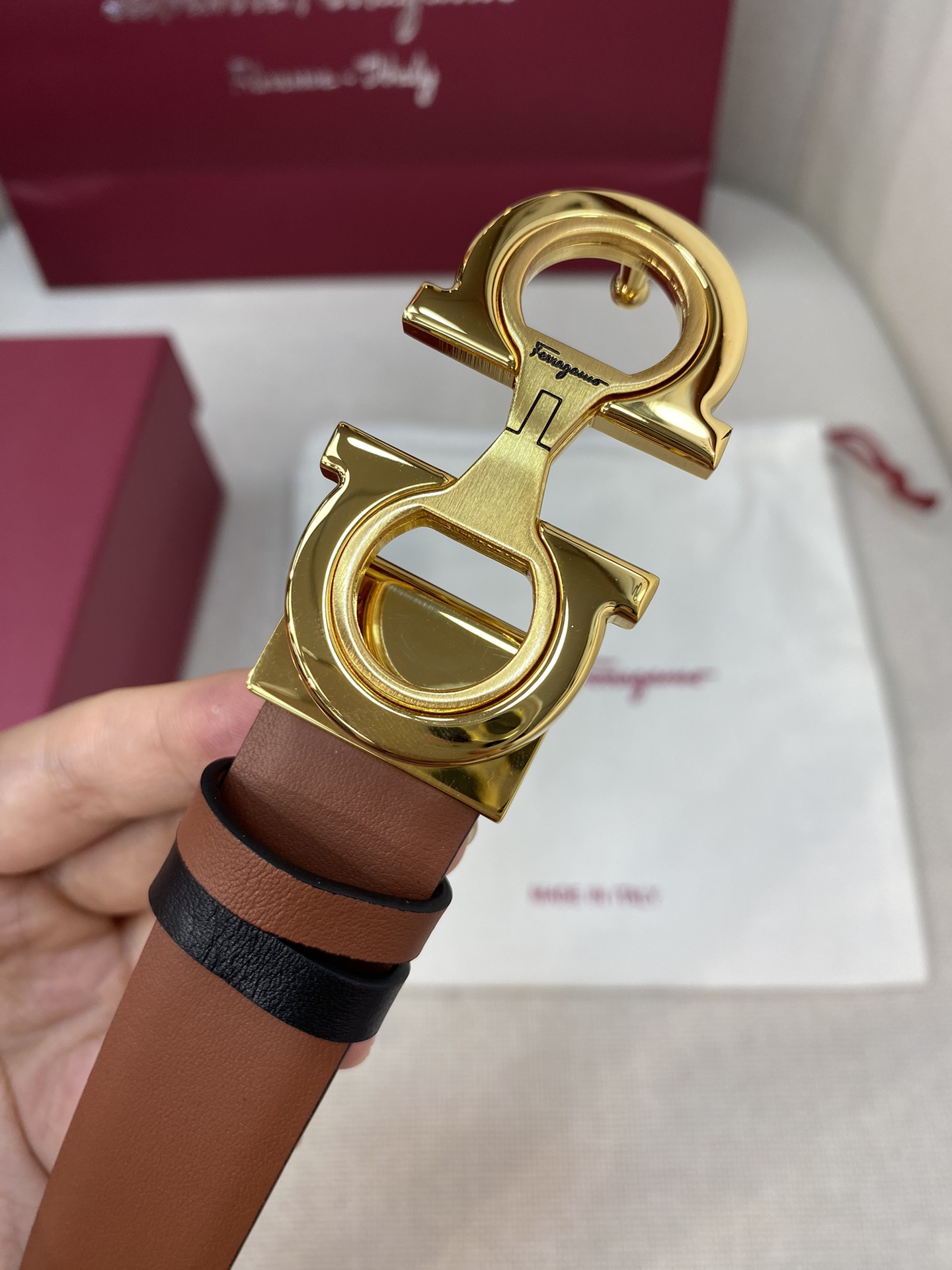 Ferragamo25mm金属Gancio双扣女士双面牛皮质感十足独特复古风格时髦中带着随性和酷感.支持