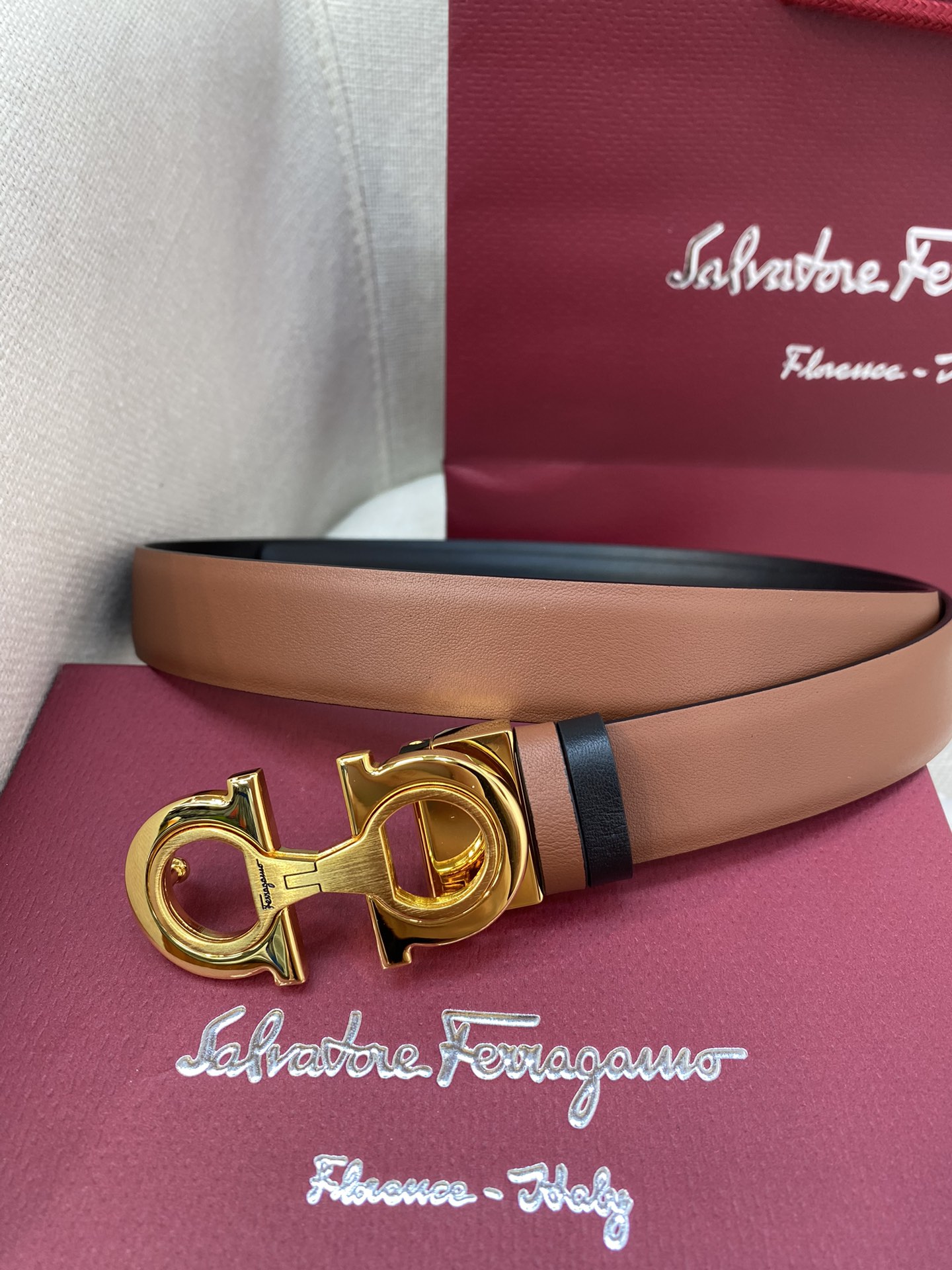 Ferragamo25mm金属Gancio双扣女士双面牛皮质感十足独特复古风格时髦中带着随性和酷感.支持