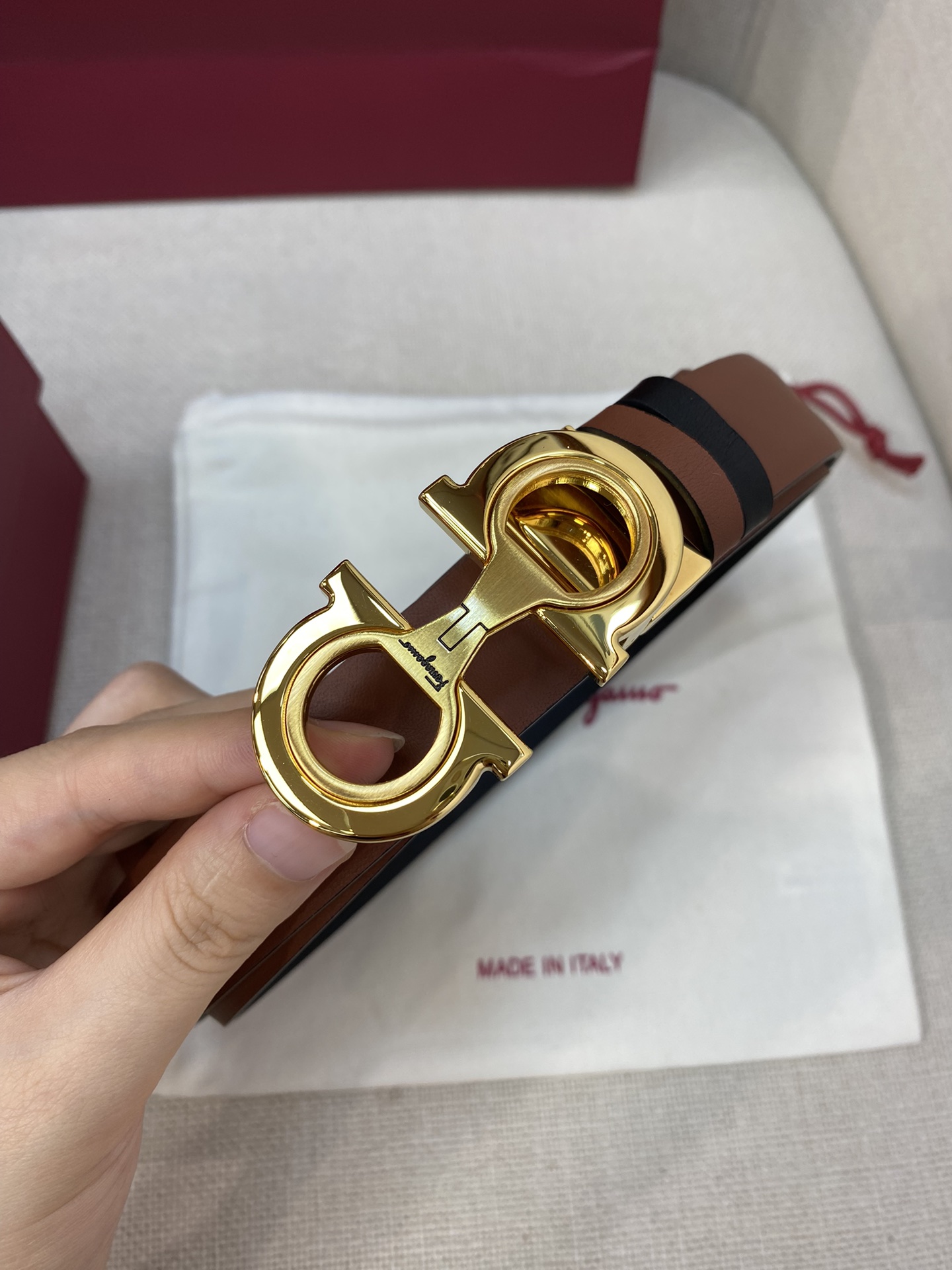 Ferragamo25mm金属Gancio双扣女士双面牛皮质感十足独特复古风格时髦中带着随性和酷感.支持