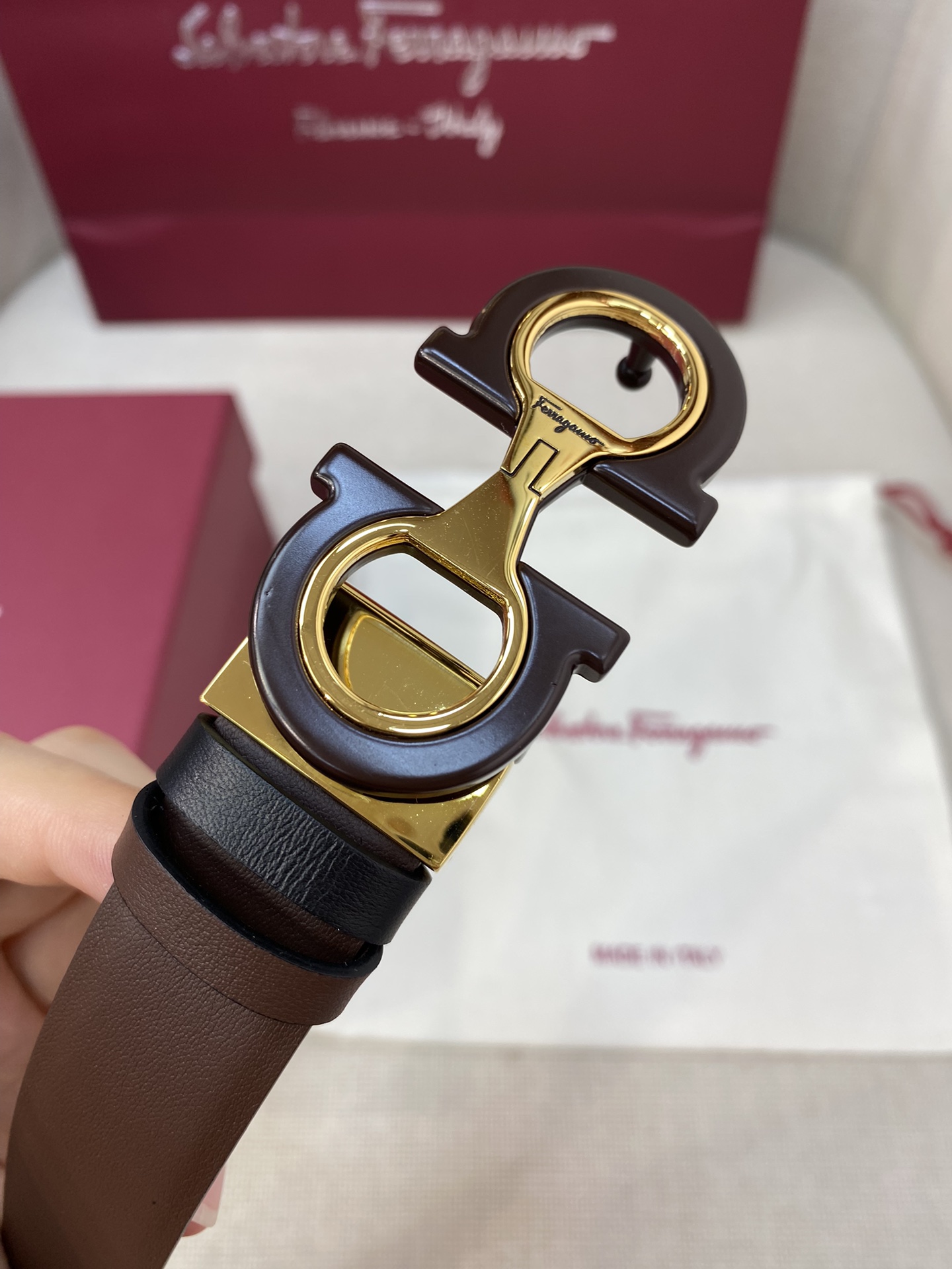 Ferragamo25mm金属Gancio双扣女士双面牛皮质感十足独特复古风格时髦中带着随性和酷感.支持