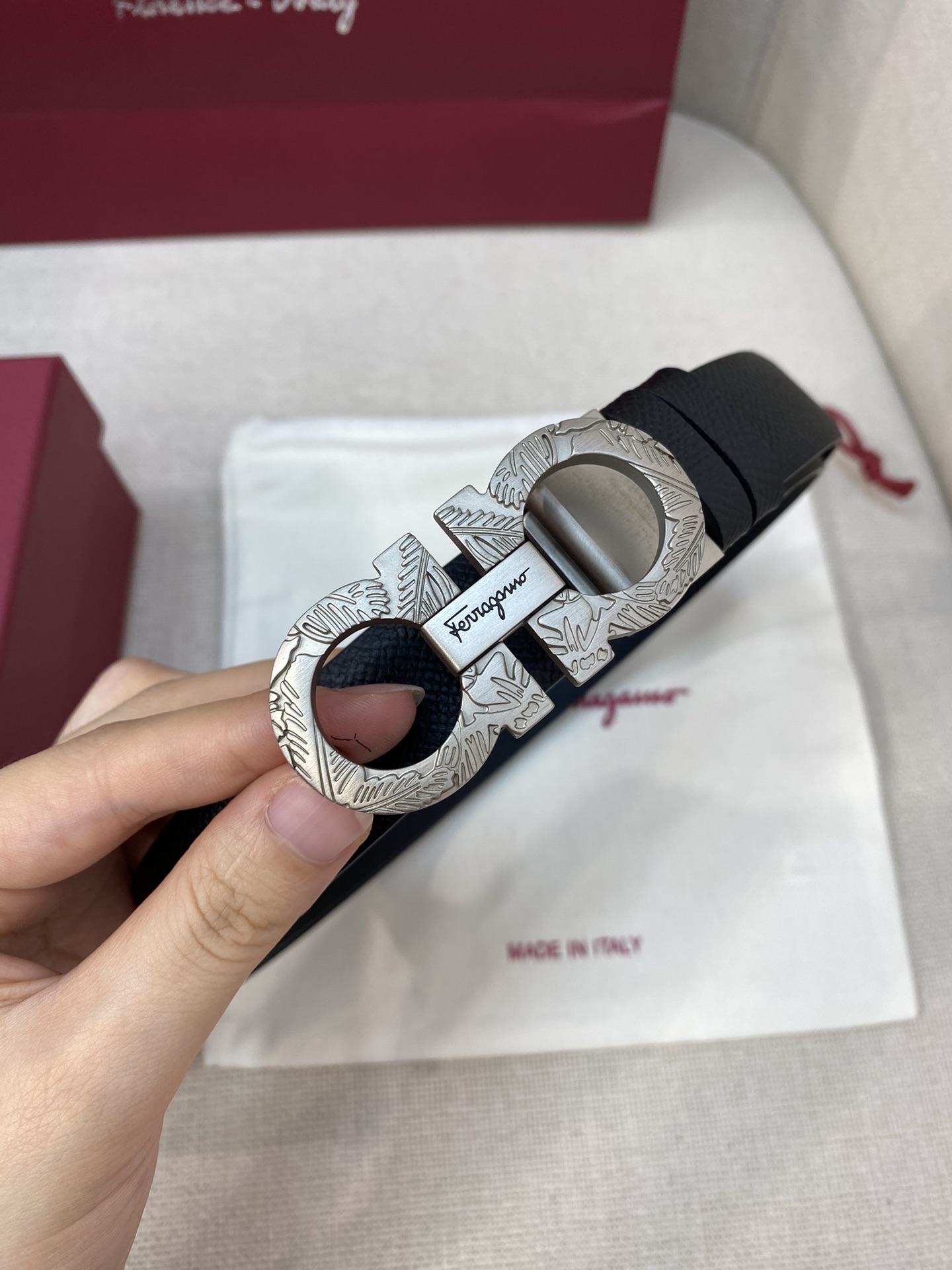 Ferragamo25mm金属Gancio双扣女士双面牛皮质感十足独特复古风格时髦中带着随性和酷感.支持