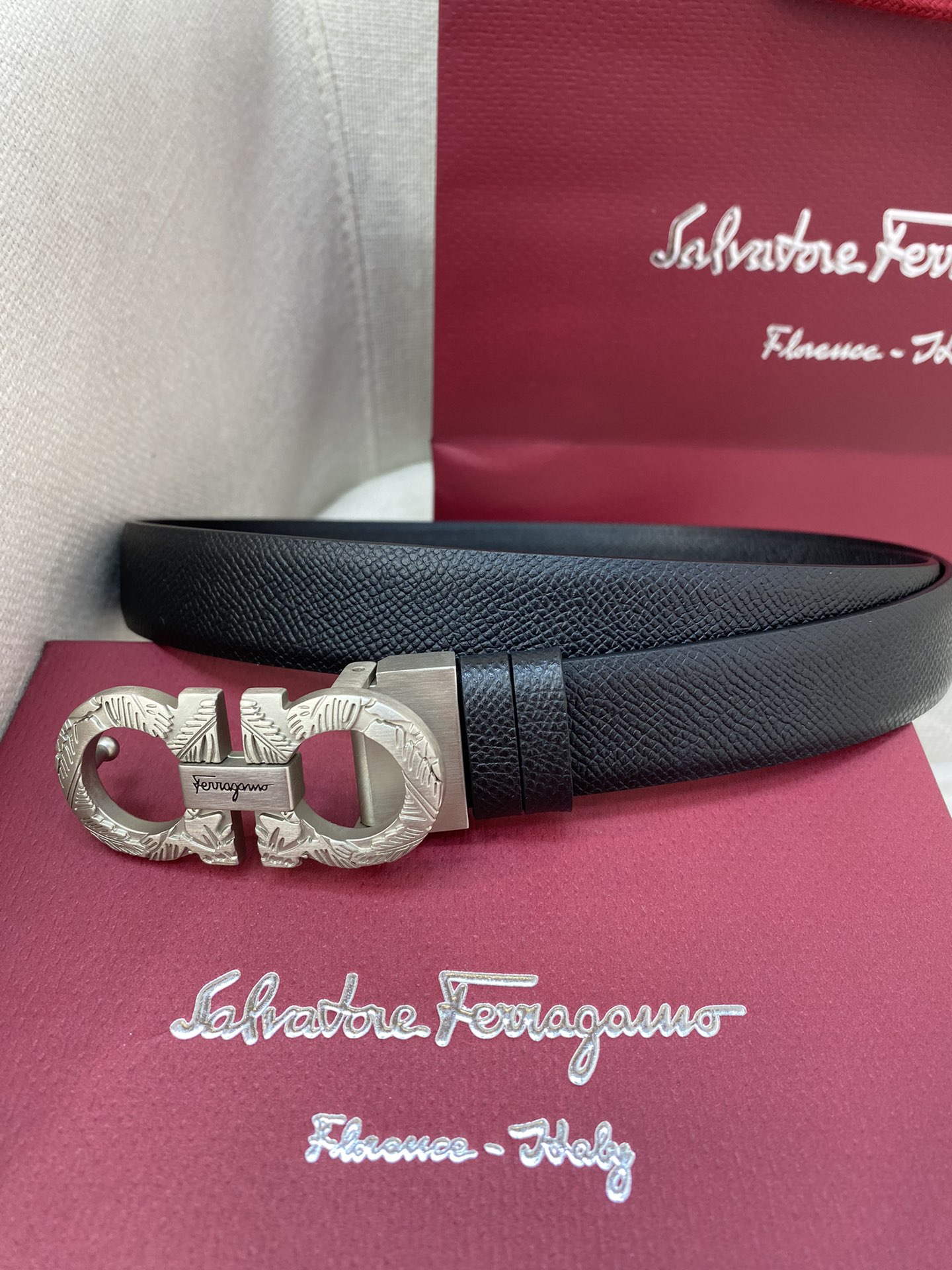 Ferragamo25mm金属Gancio双扣女士双面牛皮质感十足独特复古风格时髦中带着随性和酷感.支持