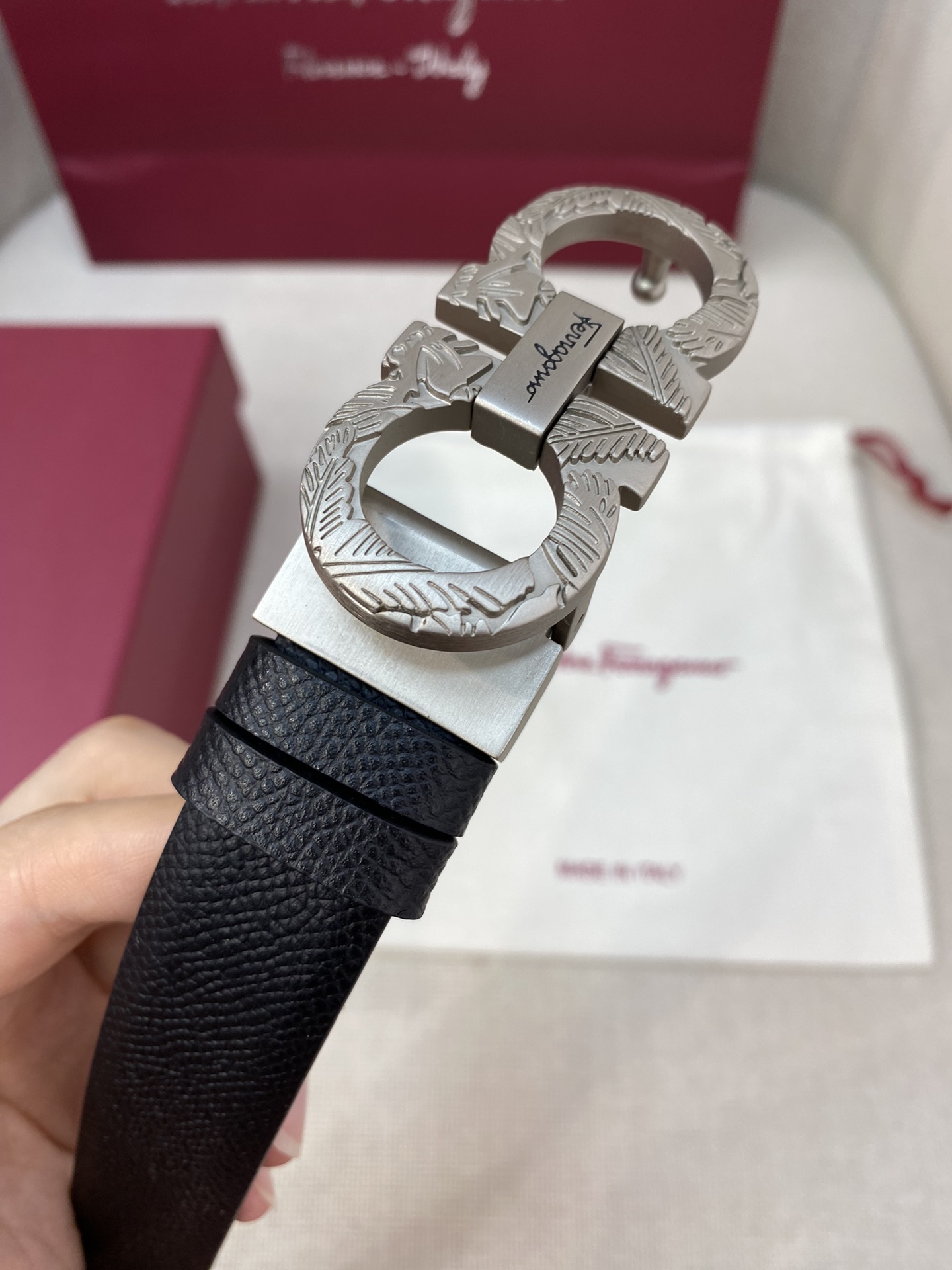 Ferragamo25mm金属Gancio双扣女士双面牛皮质感十足独特复古风格时髦中带着随性和酷感.支持