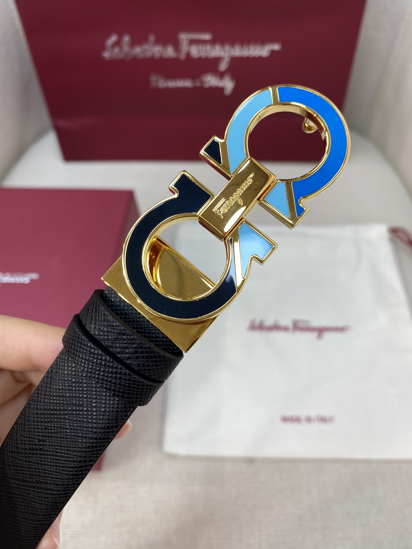 Ferragamo25mm金属Gancio双扣女士双面牛皮质感十足独特复古风格时髦中带着随性和酷感.支持