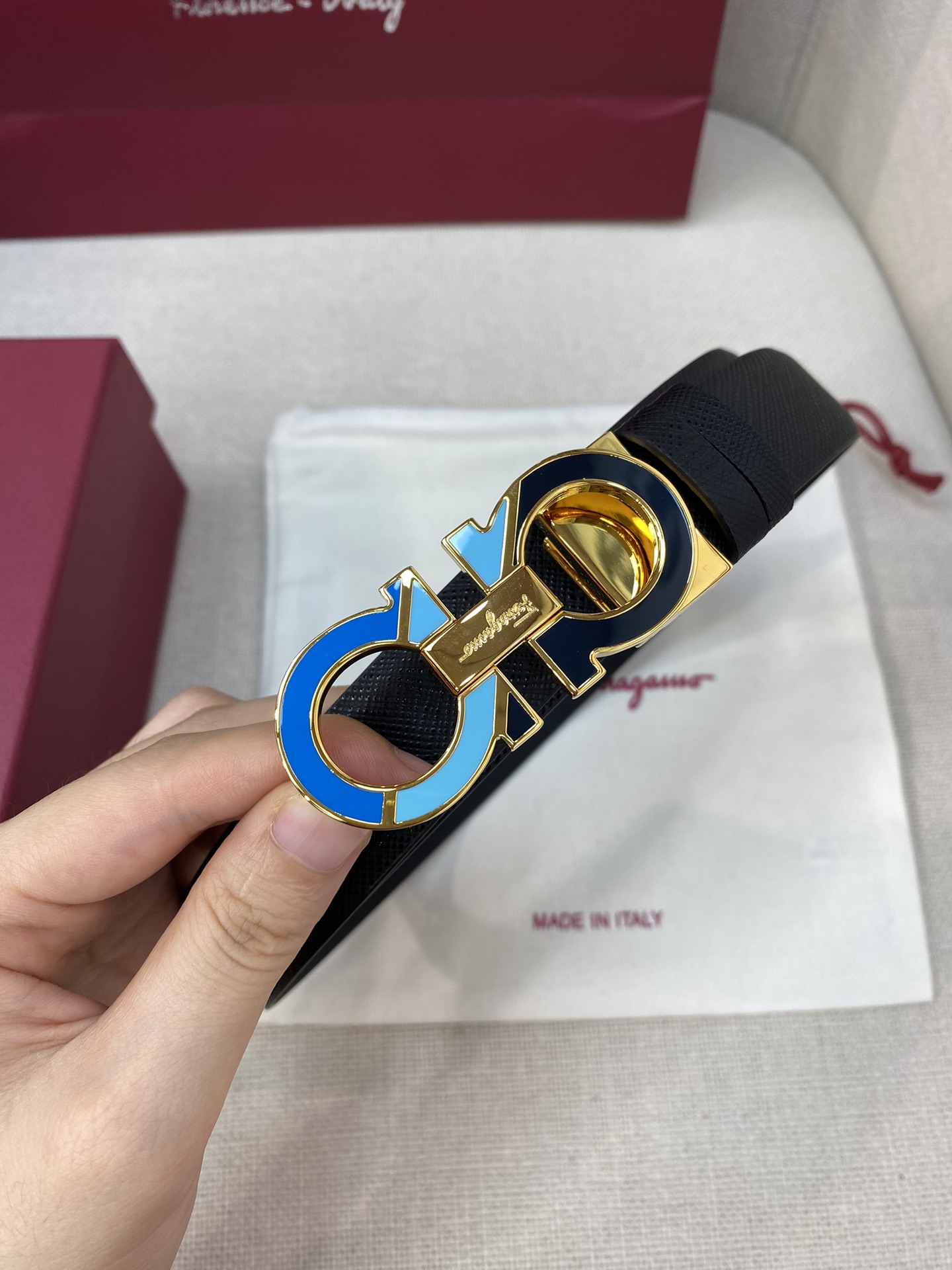 Ferragamo25mm金属Gancio双扣女士双面牛皮质感十足独特复古风格时髦中带着随性和酷感.支持