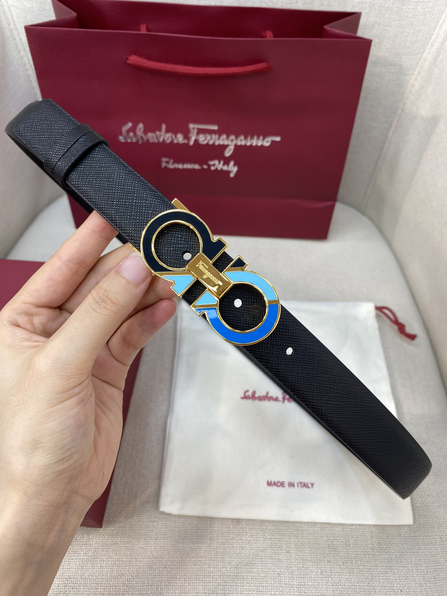 Ferragamo25mm金属Gancio双扣女士双面牛皮质感十足独特复古风格时髦中带着随性和酷感.支持