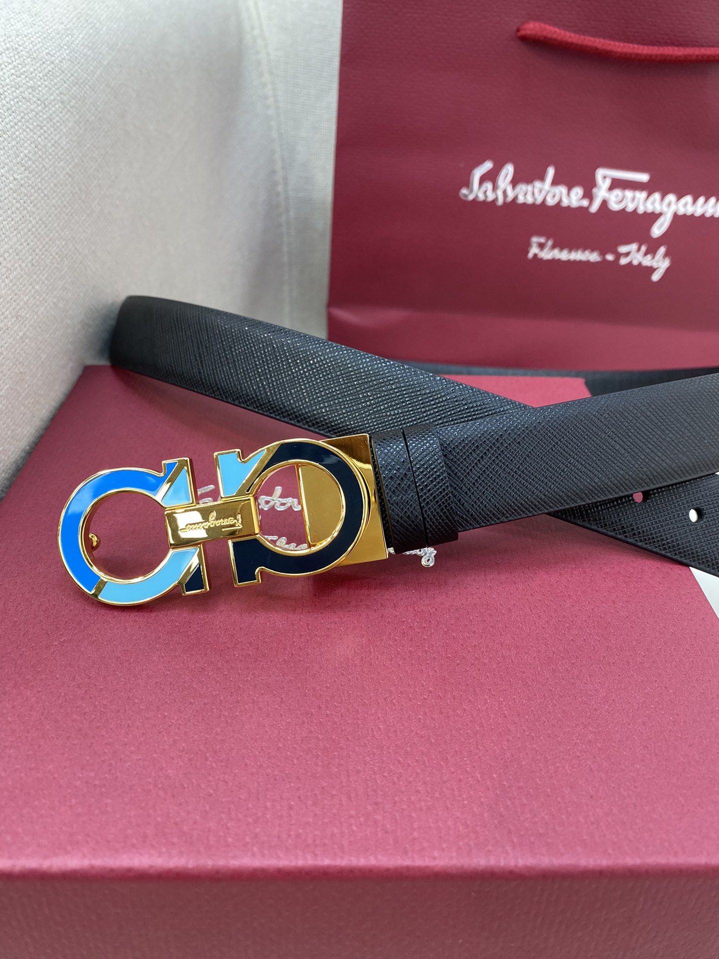 Ferragamo25mm金属Gancio双扣女士双面牛皮质感十足独特复古风格时髦中带着随性和酷感.支持