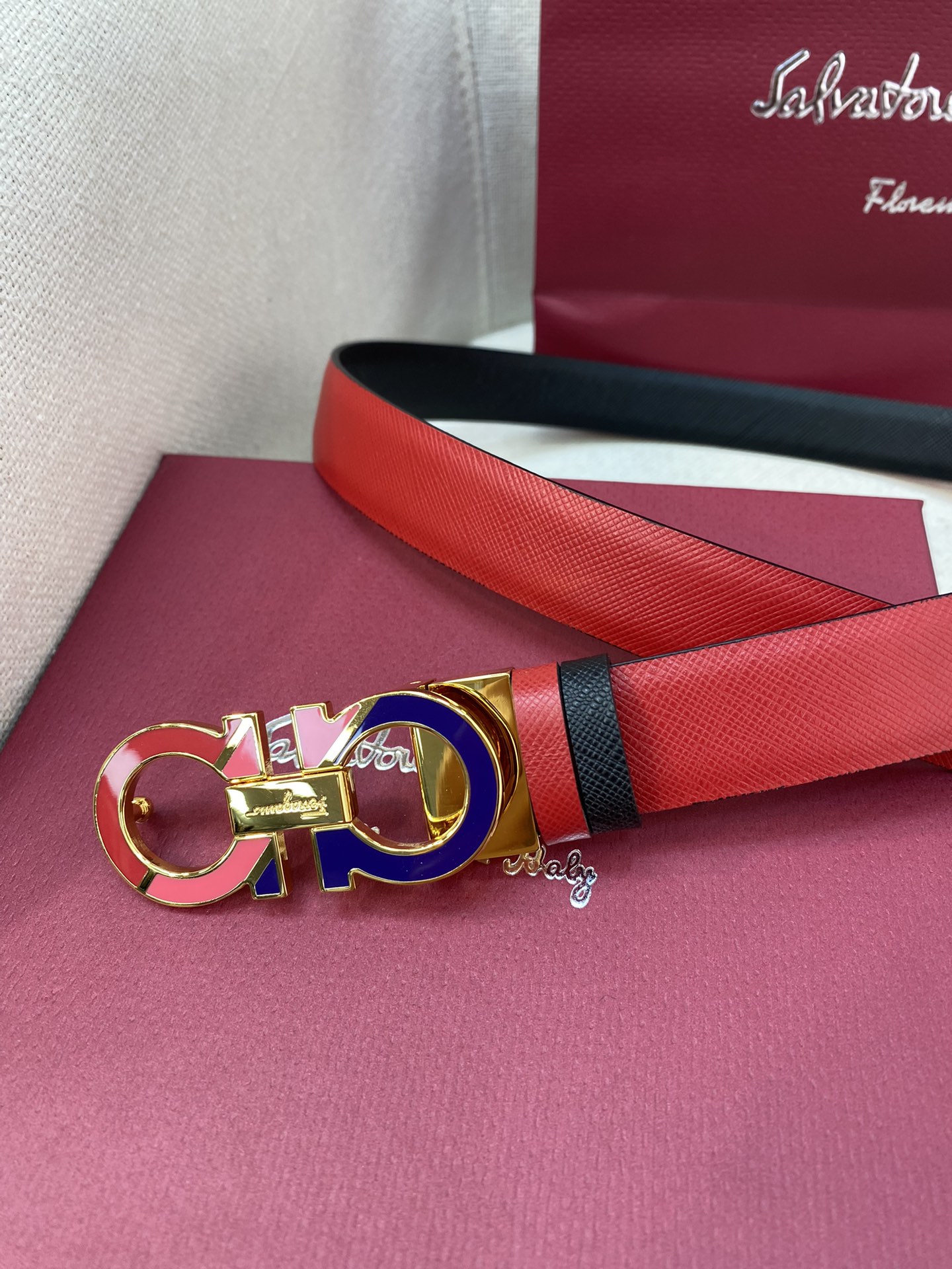 Ferragamo25mm金属Gancio双扣女士双面牛皮质感十足独特复古风格时髦中带着随性和酷感.支持