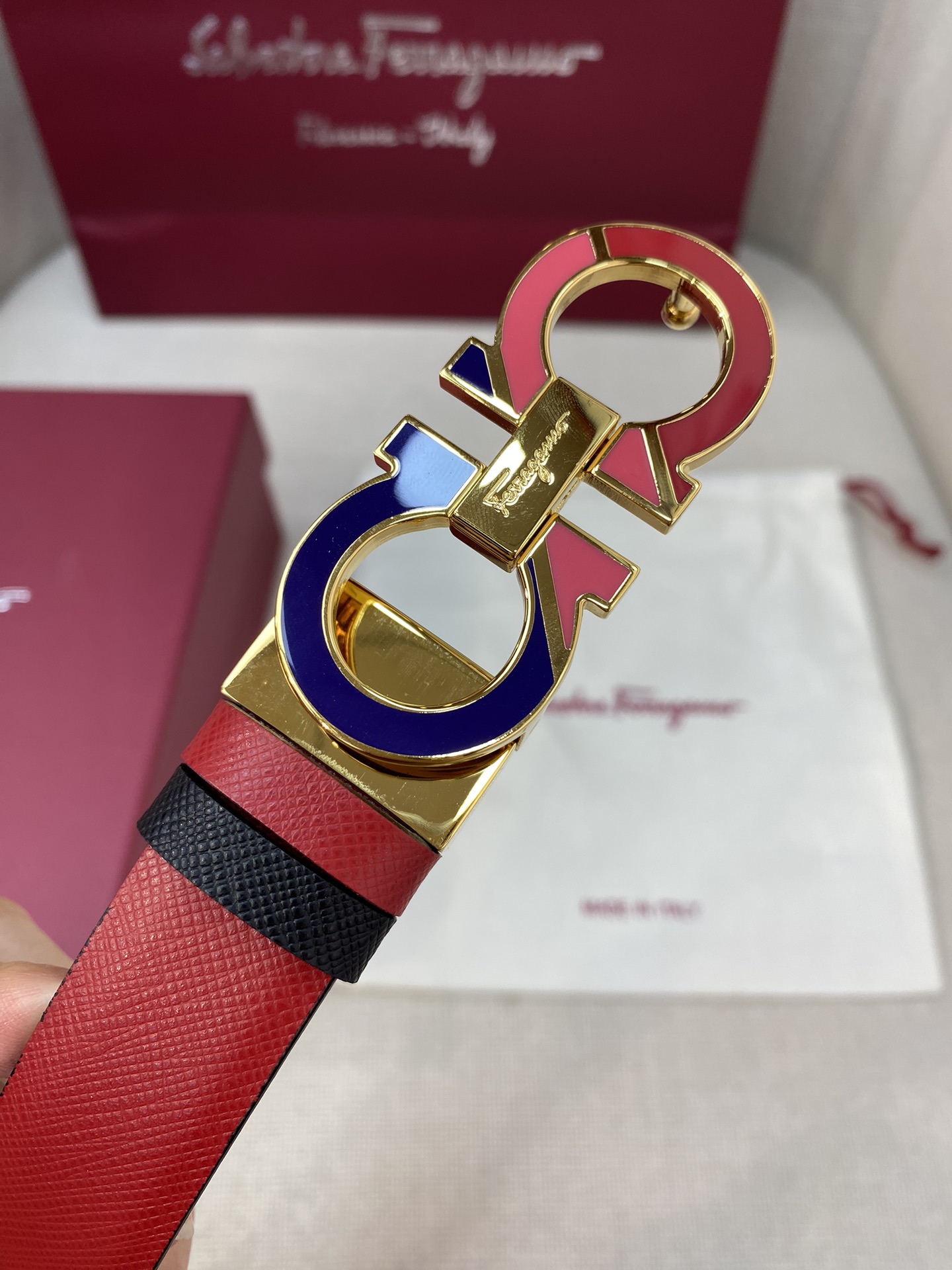 Ferragamo25mm金属Gancio双扣女士双面牛皮质感十足独特复古风格时髦中带着随性和酷感.支持