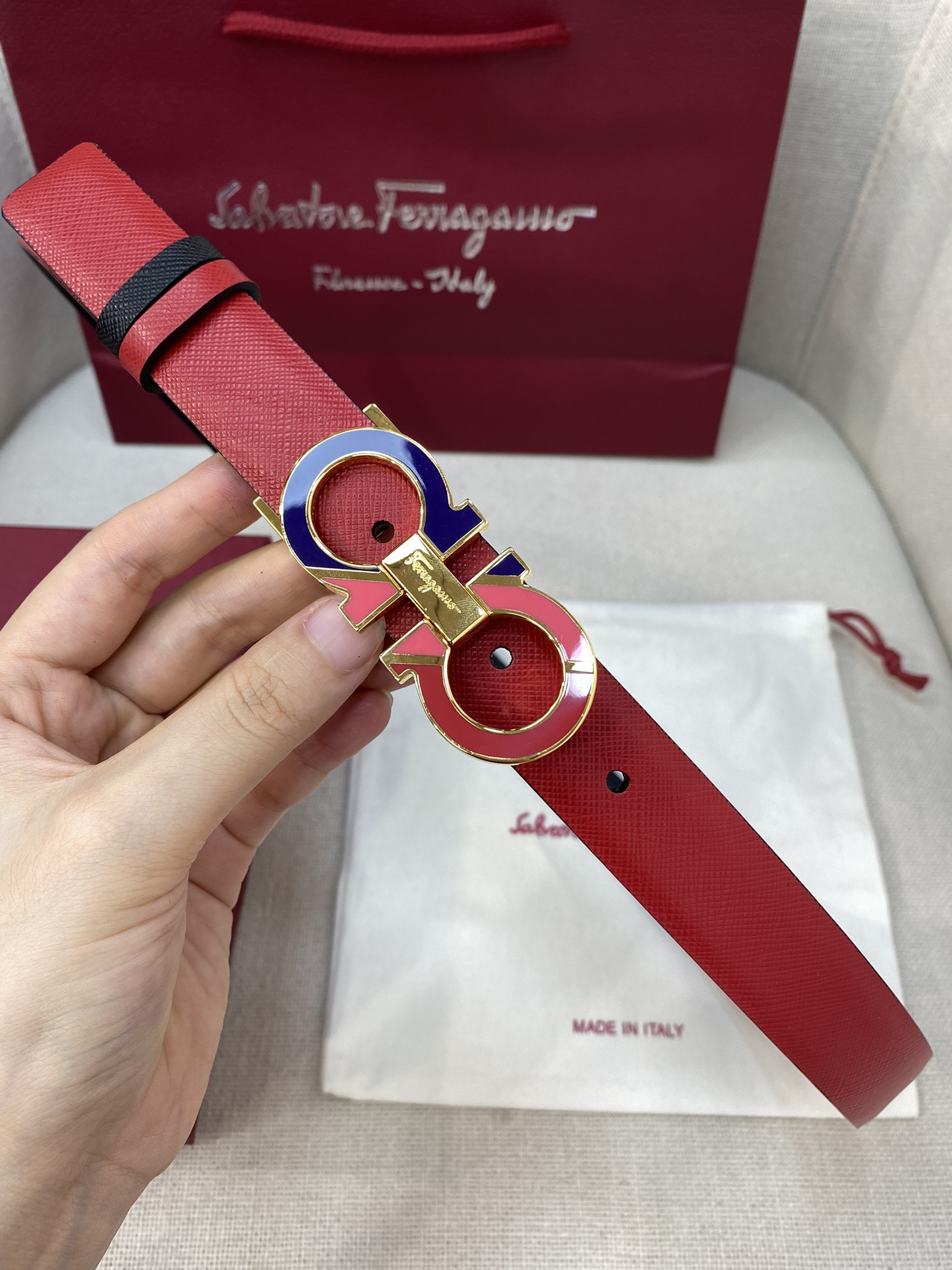 Ferragamo25mm金属Gancio双扣女士双面牛皮质感十足独特复古风格时髦中带着随性和酷感.支持