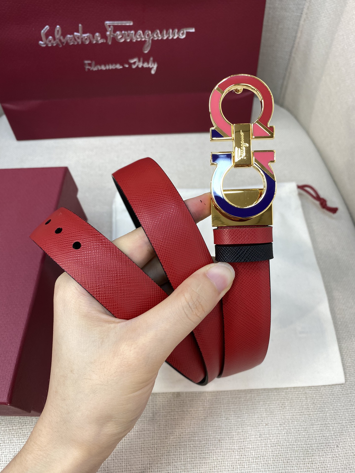 Ferragamo25mm金属Gancio双扣女士双面牛皮质感十足独特复古风格时髦中带着随性和酷感.支持