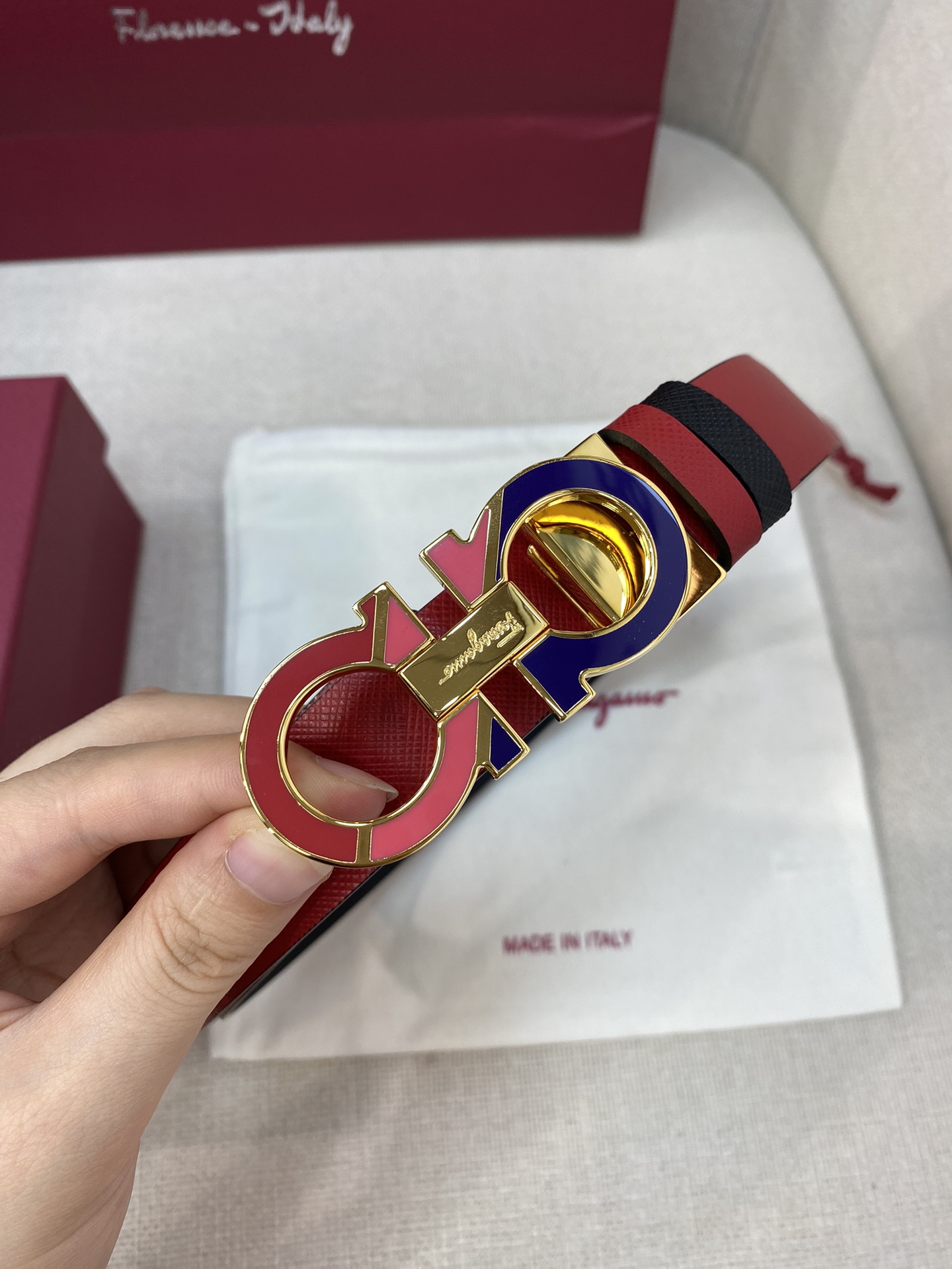 Ferragamo25mm金属Gancio双扣女士双面牛皮质感十足独特复古风格时髦中带着随性和酷感.支持