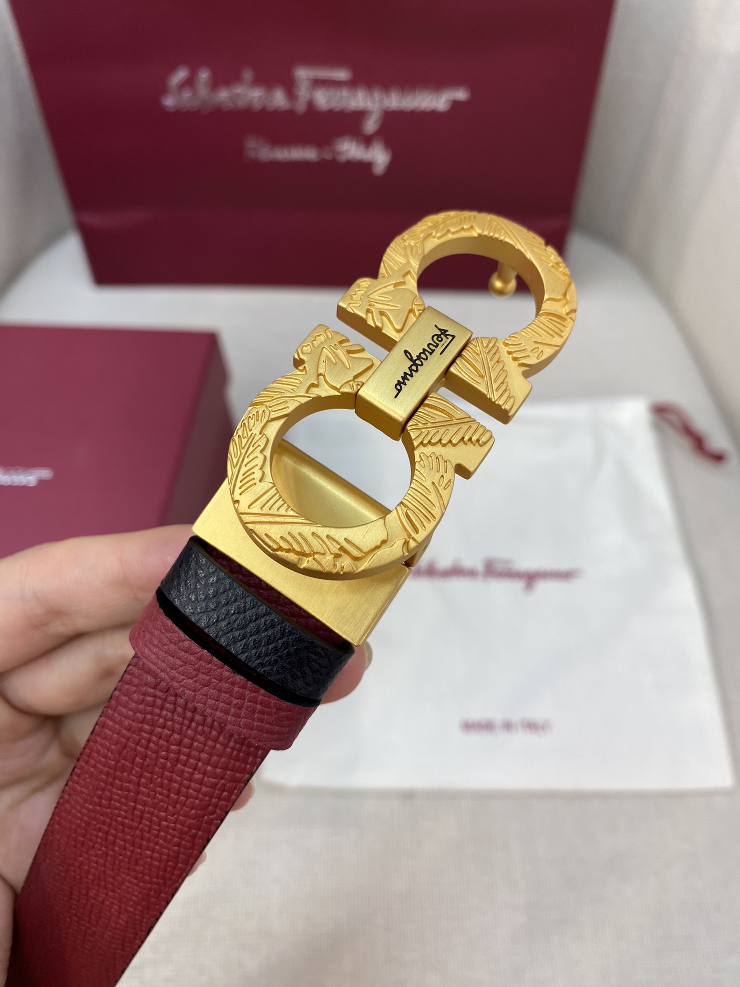 Ferragamo25mm金属Gancio双扣女士双面牛皮质感十足独特复古风格时髦中带着随性和酷感.支持