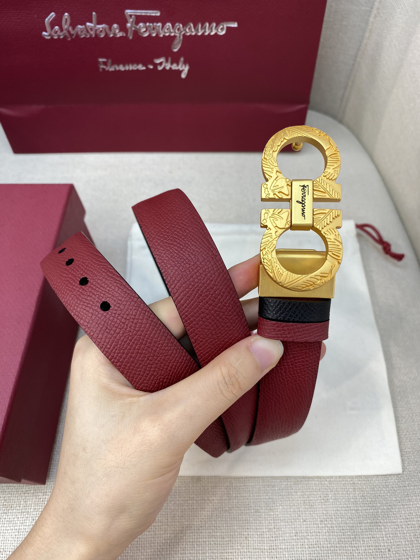 Ferragamo25mm金属Gancio双扣女士双面牛皮质感十足独特复古风格时髦中带着随性和酷感.支持