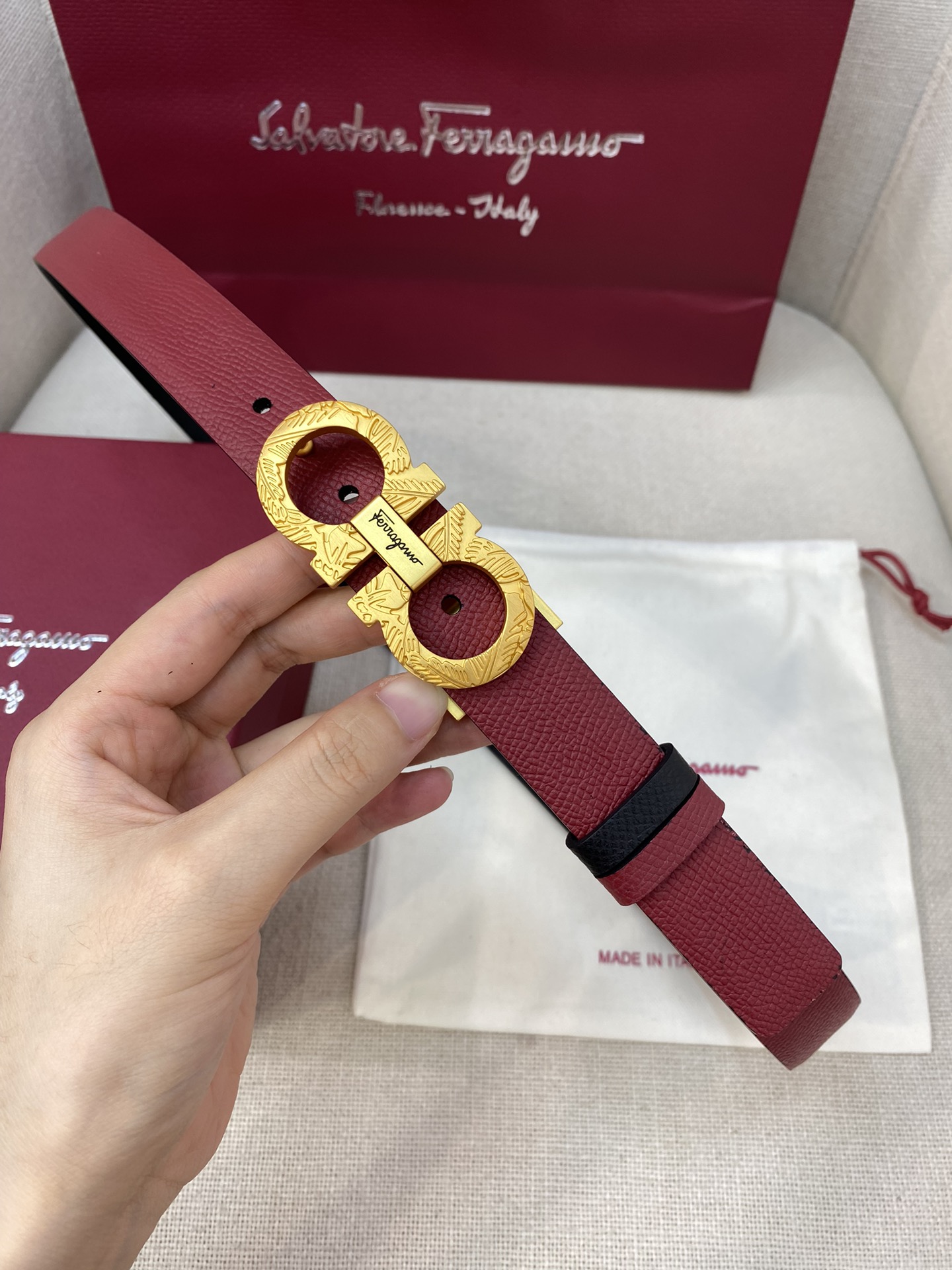 Ferragamo25mm金属Gancio双扣女士双面牛皮质感十足独特复古风格时髦中带着随性和酷感.支持