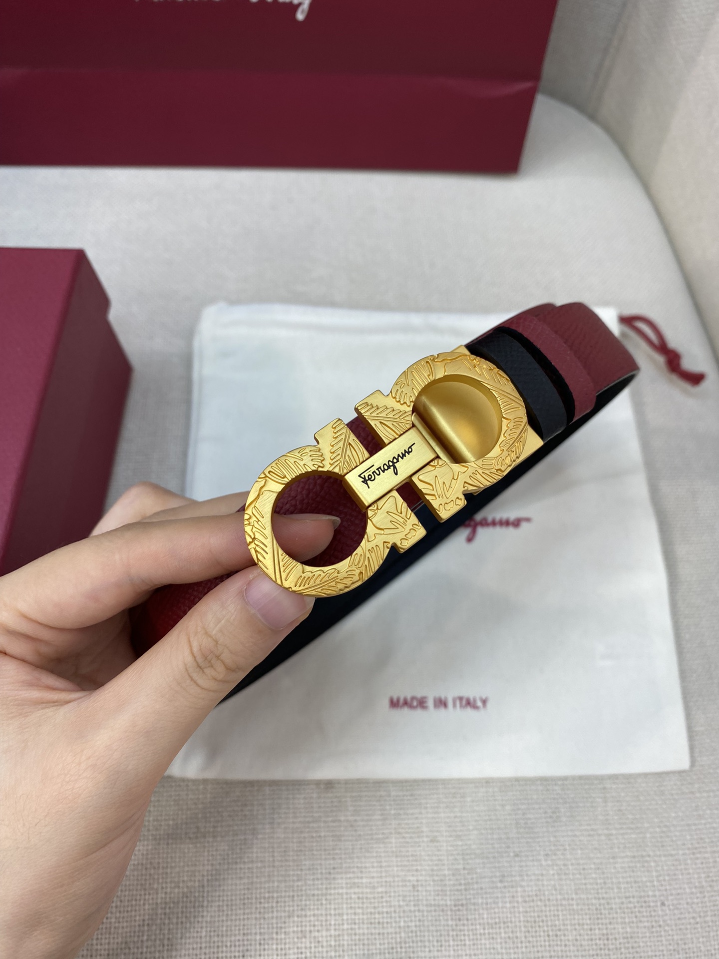 Ferragamo25mm金属Gancio双扣女士双面牛皮质感十足独特复古风格时髦中带着随性和酷感.支持