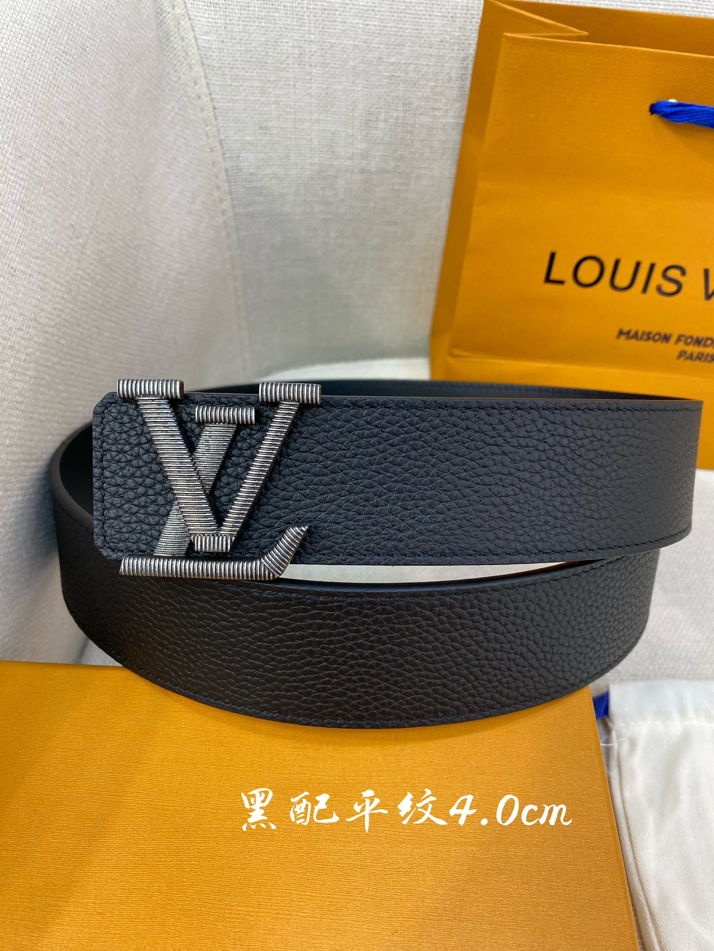 NO:552523,L0UIS VUITT0N (LV) men's counter-quality palm print belt, width 40 mm, equipped with stainless steel letter buckle, buckle head can be matched at will ~ double-sided calfskin design, soft leather, delicate and comfortable feel, belt, louis vuitton, cowhide19860909L0UIS VUITT0N（LV）男士专柜品质掌纹腰帶 寬度40毫米 配置精钢字母搭扣 扣头可随意搭配 ～双面小牛皮设计 皮质柔软 手感细腻舒适,皮带,louis vuitton,cowhide,Belt