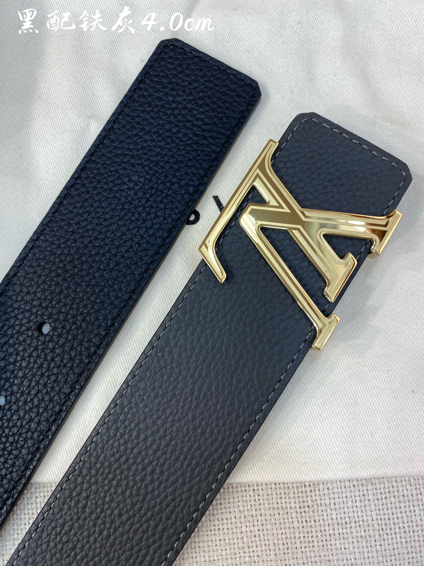 NO:138503,L0UIS VUITT0N (LV) Men's counter quality palm-print belt, width 40mm, equipped with stainless steel letter buckle, buckle head can be matched at will ~ Double-sided calfskin design, soft leather, delicate and comfortable feel, belt, louis vuitton, cowhide19860909L0UIS VUITT0N（LV）男士专柜品质掌纹腰帶 寬度40毫米 配置精钢字母搭扣 扣头可随意搭配 ～双面小牛皮设计 皮质柔软 手感细腻舒适,皮带,louis vuitton,cowhide,Belt