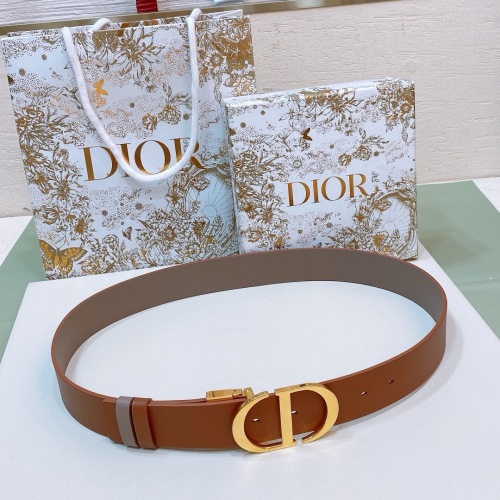 Dior Double-Sided Leather Belt with Iconic CD Buckle, 3.5cm Width 1 DIOR Dior’s new official website series star walking shows to create exquisite and elegant heart reserve products, hardware adopts superb processing technology, imported noble cowhide is suitable for wild waist trims with rotating hardware double -sided availability 3.5cm width 3.5cm