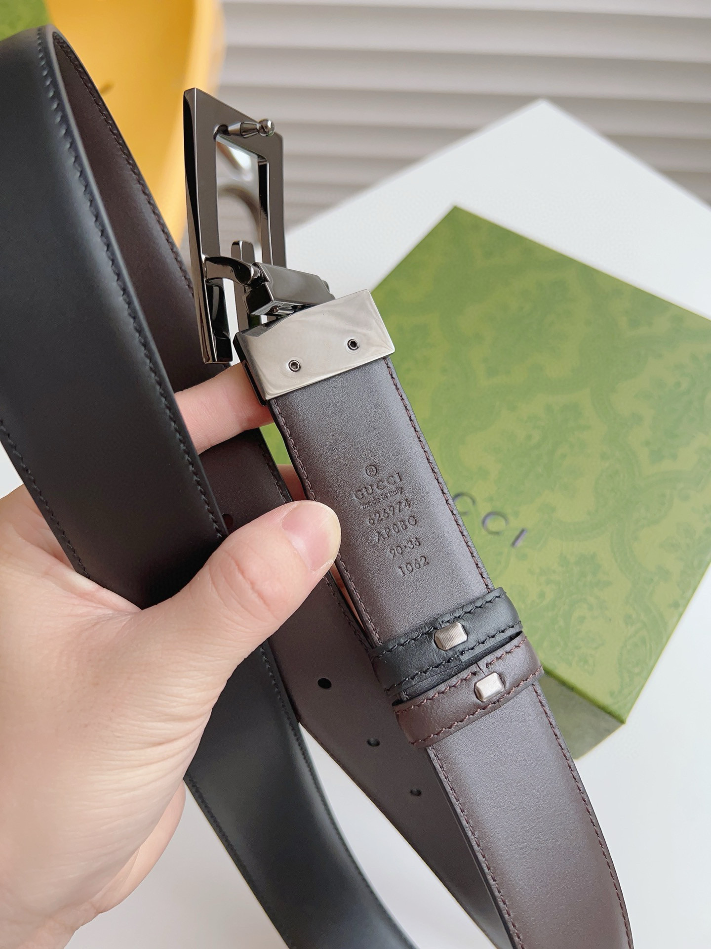 GUCCI 黑棕两色双面小牛皮腰带。配饰继续引领Gucci全新系列的潮流，以独具匠心的丰富细节和实用功能演绎出众品质。经典的方形G搭扣元素令整款腰带更添魅力。皮带宽度3.5CM P160