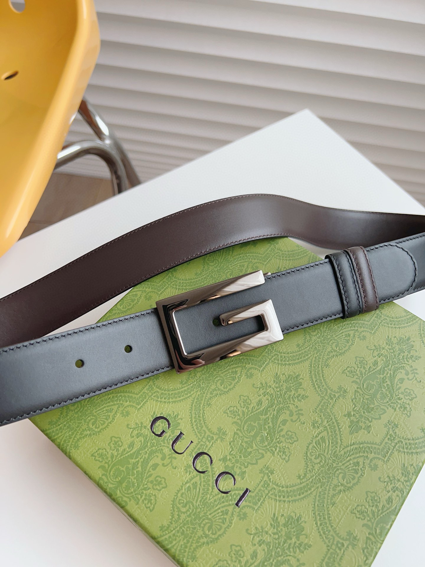 GUCCI 黑棕两色双面小牛皮腰带。配饰继续引领Gucci全新系列的潮流，以独具匠心的丰富细节和实用功能演绎出众品质。经典的方形G搭扣元素令整款腰带更添魅力。皮带宽度3.5CM P160