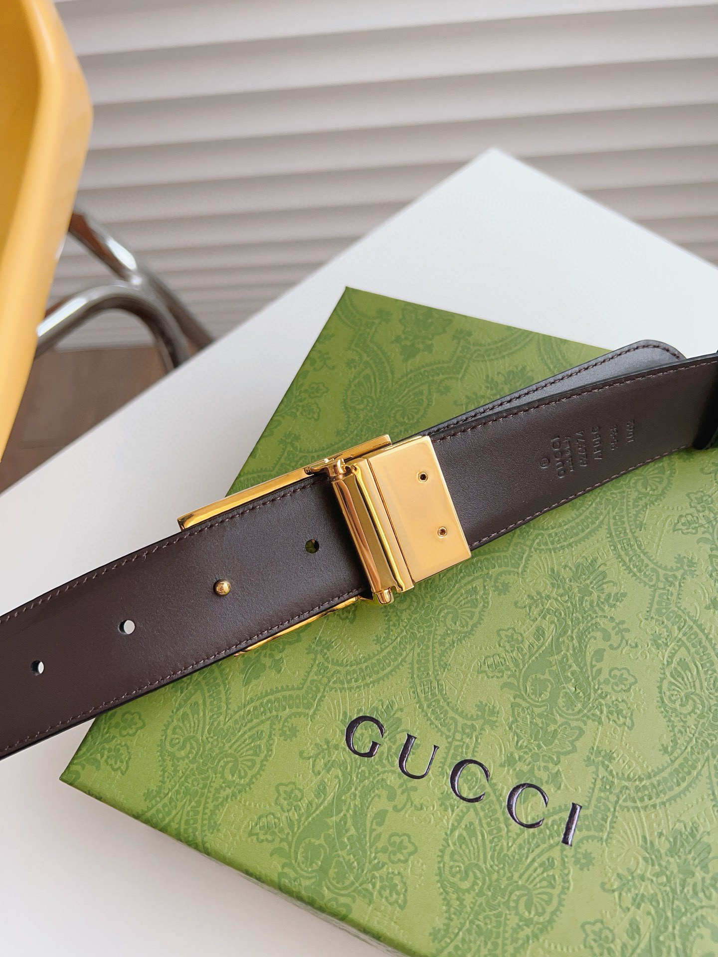 GUCCI 黑棕两色双面小牛皮腰带。配饰继续引领Gucci全新系列的潮流，以独具匠心的丰富细节和实用功能演绎出众品质。经典的方形G搭扣元素令整款腰带更添魅力。皮带宽度3.5CM P160