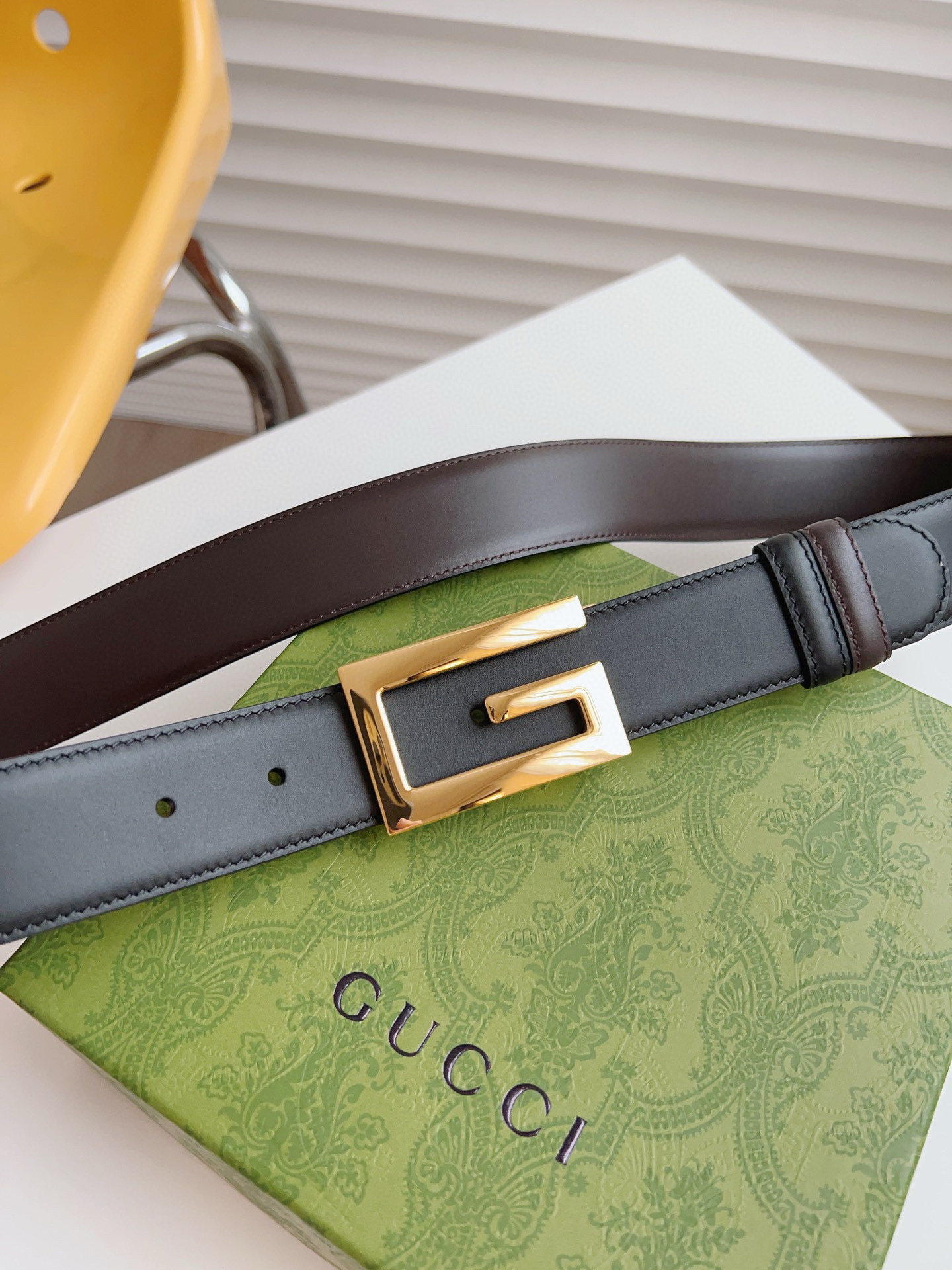 GUCCI 黑棕两色双面小牛皮腰带。配饰继续引领Gucci全新系列的潮流，以独具匠心的丰富细节和实用功能演绎出众品质。经典的方形G搭扣元素令整款腰带更添魅力。皮带宽度3.5CM P160