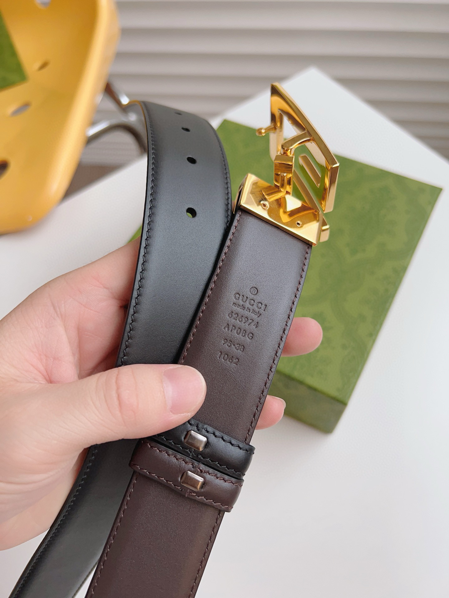 GUCCI 黑棕两色双面小牛皮腰带。配饰继续引领Gucci全新系列的潮流，以独具匠心的丰富细节和实用功能演绎出众品质。经典的方形G搭扣元素令整款腰带更添魅力。皮带宽度3.5CM P160