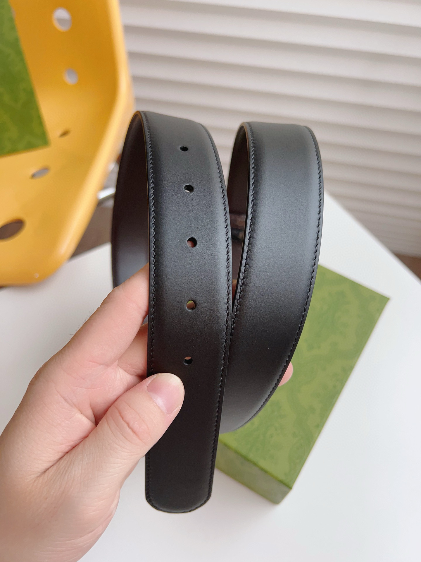 GUCCI 黑棕两色双面小牛皮腰带。配饰继续引领Gucci全新系列的潮流，以独具匠心的丰富细节和实用功能演绎出众品质。经典的方形G搭扣元素令整款腰带更添魅力。皮带宽度3.5CM P160