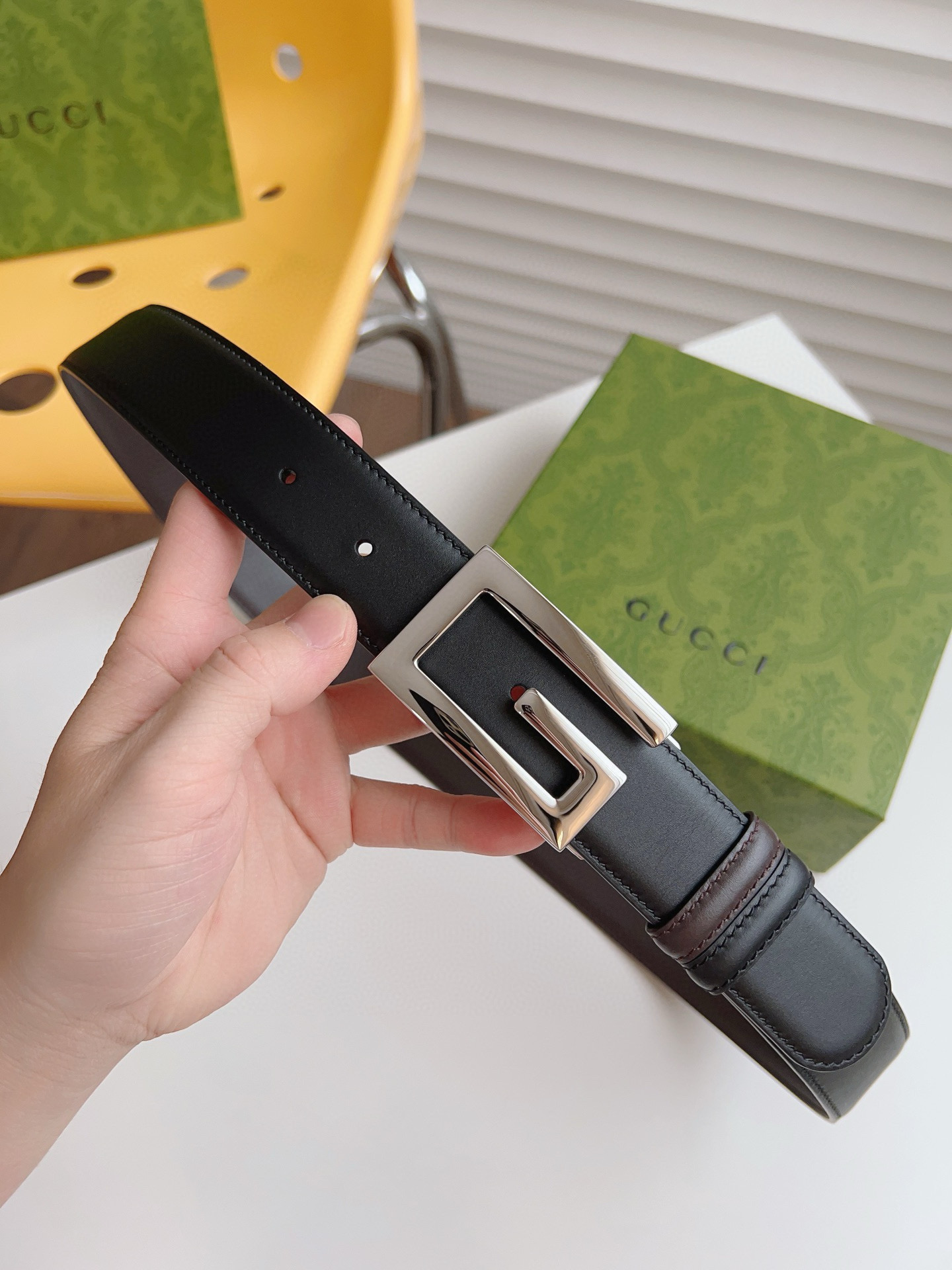 GUCCI 黑棕两色双面小牛皮腰带。配饰继续引领Gucci全新系列的潮流，以独具匠心的丰富细节和实用功能演绎出众品质。经典的方形G搭扣元素令整款腰带更添魅力。皮带宽度3.5CM P160