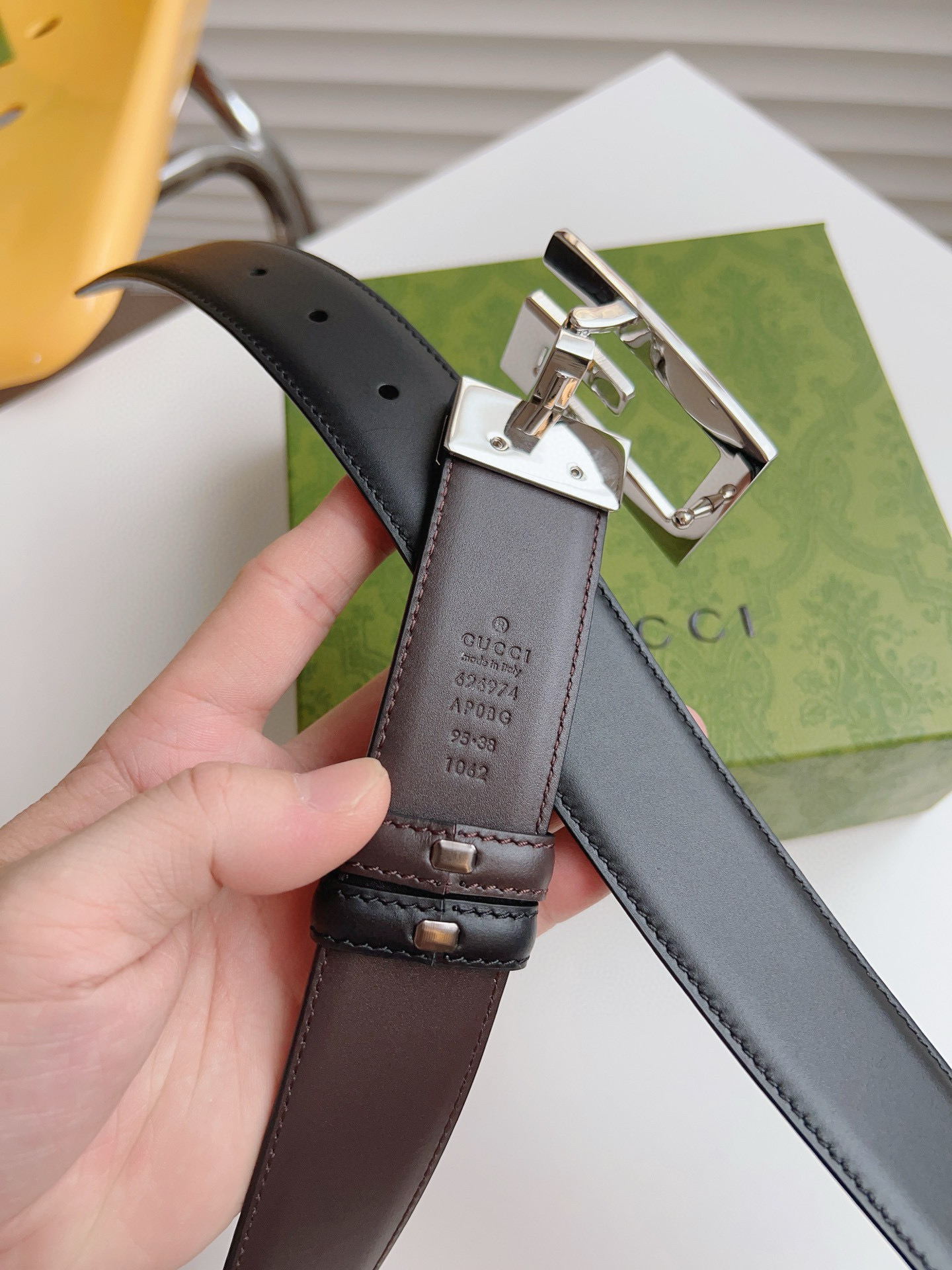 GUCCI 黑棕两色双面小牛皮腰带。配饰继续引领Gucci全新系列的潮流，以独具匠心的丰富细节和实用功能演绎出众品质。经典的方形G搭扣元素令整款腰带更添魅力。皮带宽度3.5CM P160