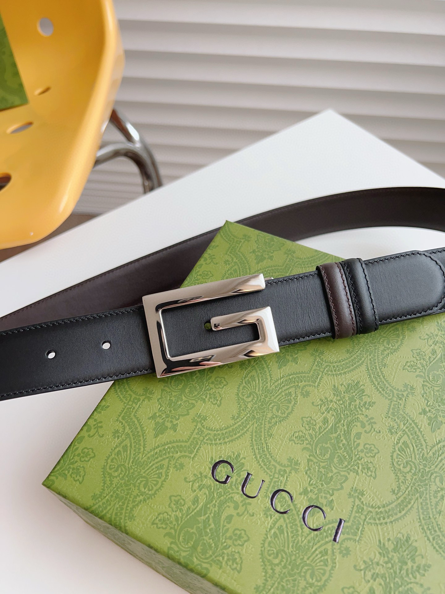 GUCCI 黑棕两色双面小牛皮腰带。配饰继续引领Gucci全新系列的潮流，以独具匠心的丰富细节和实用功能演绎出众品质。经典的方形G搭扣元素令整款腰带更添魅力。皮带宽度3.5CM P160
