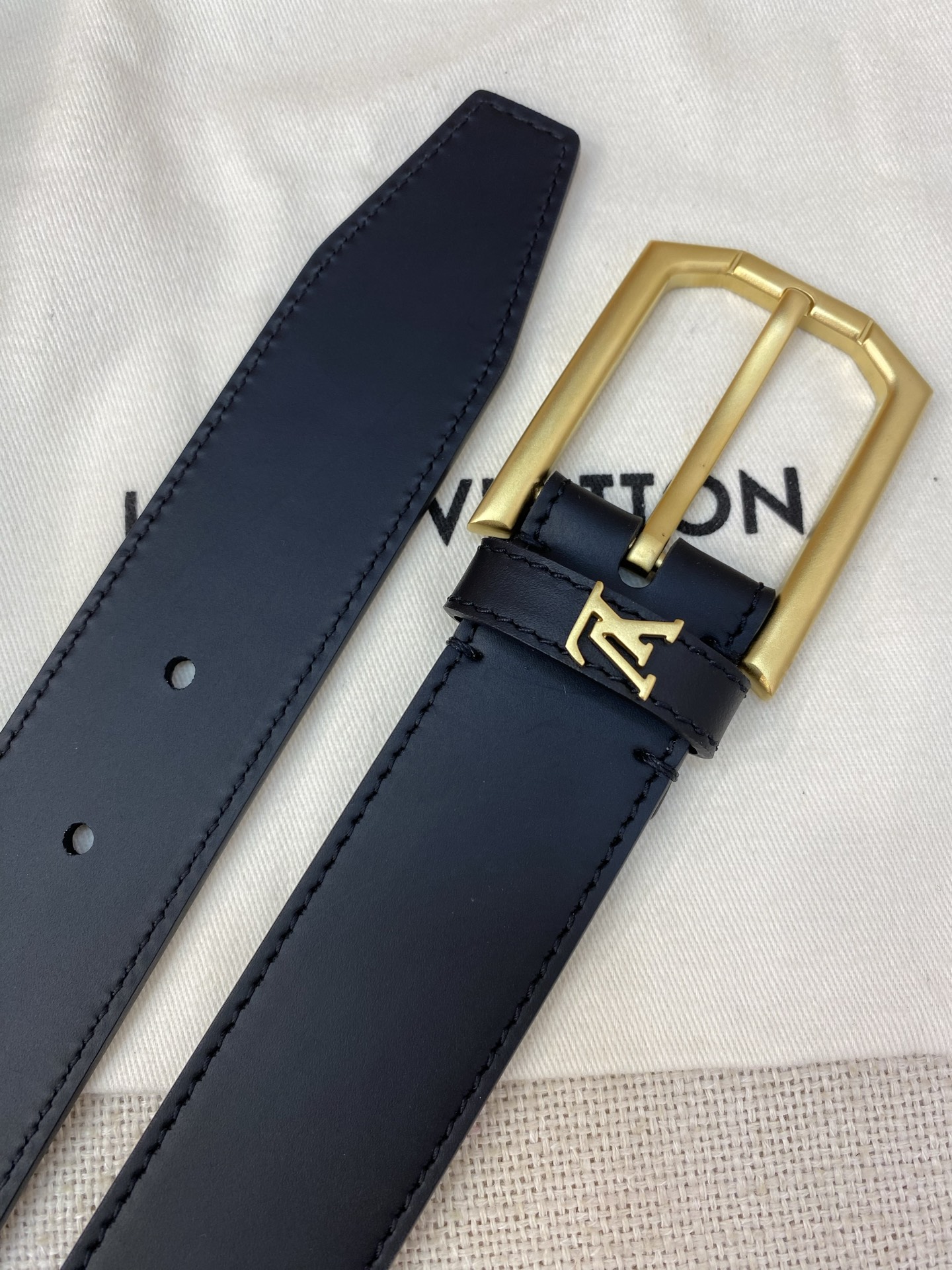 Elegante Cinturón Louis Vuitton de Piel Auténtica con Hebilla Dorada