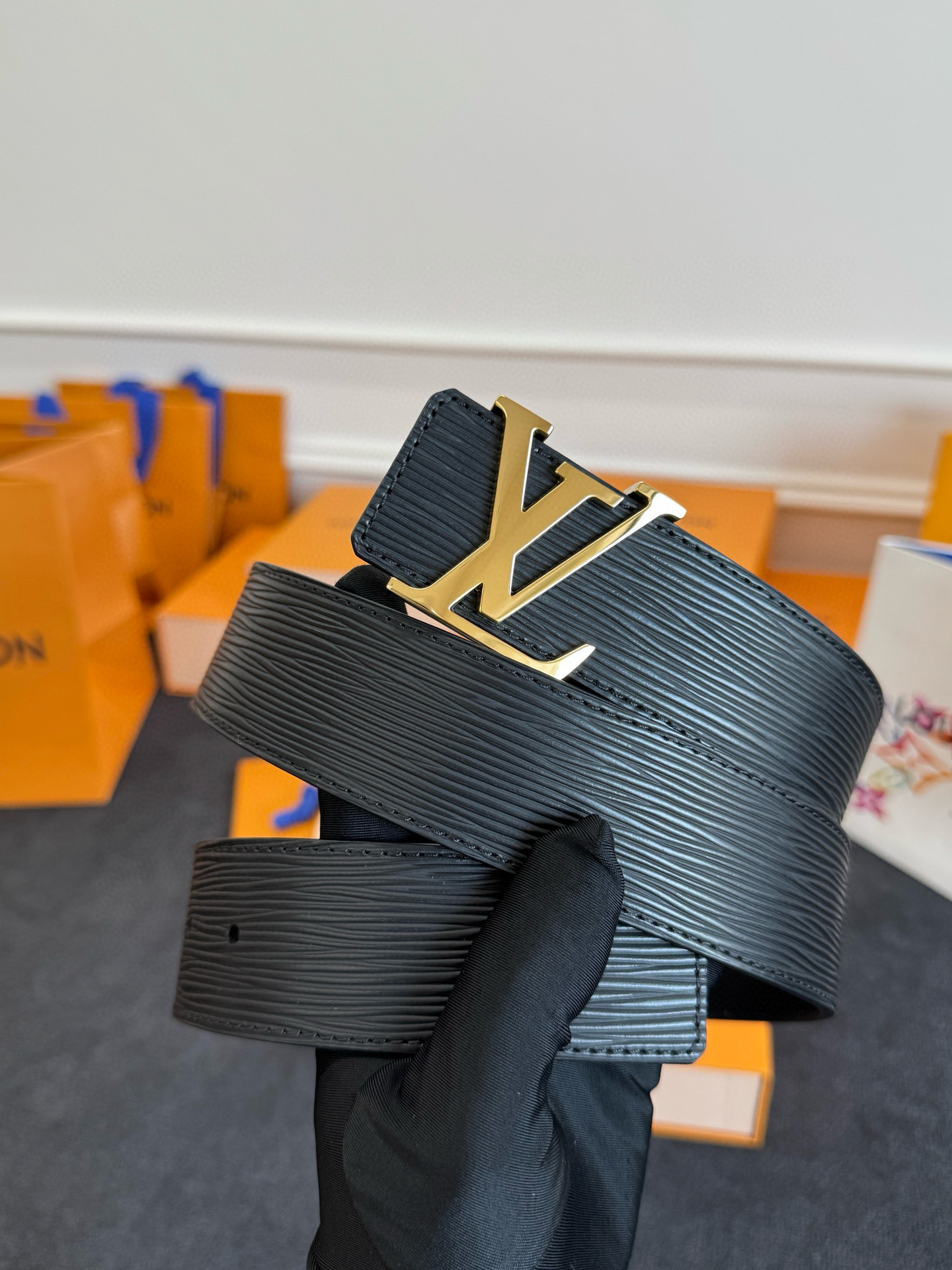 🌟【L家 男士必入商务休闲腰带｜秒变穿搭高手】🌟

🔥爆款型号：M*原厂顶配版
▫4.0cm黄金宽度 | 真皮匠心打造
▫真空电镀针扣（金银双色可选）
▫全套包装+防尘袋

💼【一秒提升格调的王炸单品】
☑商务洽谈 ➕ 休闲约会无缝切换
☑全新棱角针扣设计｜40mm利落线条
☑L家经典字母铭刻｜金属光泽永不褪色

✨「细节控必看」
✓ 意大利植鞣牛皮柔软抗变形
✓ 六道边缘油边工艺防开裂
✓ 精密数控雕刻金属扣头

👔【穿搭公式】&darr;
正装搭配&rarr; 沉稳精英气场全开
牛仔裤+衬衫&rarr; 美式复古摩登范
运动休闲装&rarr; 低调奢华小心机

&rdquo;从腰间细节开始掌控全场
真皮触感诉说低调奢华&ldquo;
&darr;点击咨询专属福利&darr;
p160