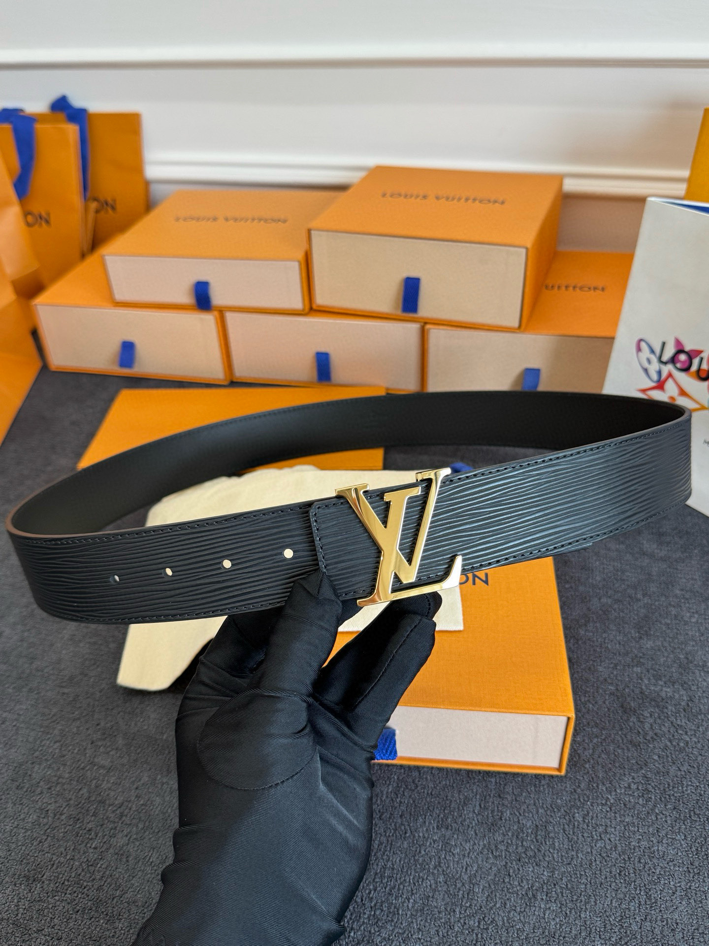 🌟【L家 男士必入商务休闲腰带｜秒变穿搭高手】🌟

🔥爆款型号：M*原厂顶配版
▫4.0cm黄金宽度 | 真皮匠心打造
▫真空电镀针扣（金银双色可选）
▫全套包装+防尘袋

💼【一秒提升格调的王炸单品】
☑商务洽谈 ➕ 休闲约会无缝切换
☑全新棱角针扣设计｜40mm利落线条
☑L家经典字母铭刻｜金属光泽永不褪色

✨「细节控必看」
✓ 意大利植鞣牛皮柔软抗变形
✓ 六道边缘油边工艺防开裂
✓ 精密数控雕刻金属扣头

👔【穿搭公式】&darr;
正装搭配&rarr; 沉稳精英气场全开
牛仔裤+衬衫&rarr; 美式复古摩登范
运动休闲装&rarr; 低调奢华小心机

&rdquo;从腰间细节开始掌控全场
真皮触感诉说低调奢华&ldquo;
&darr;点击咨询专属福利&darr;
p160