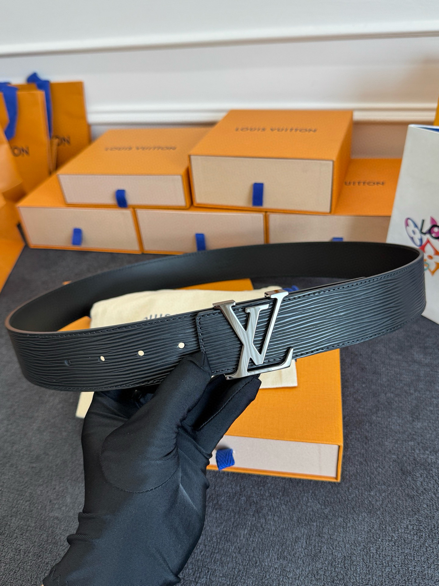 🌟【L家 男士必入商务休闲腰带｜秒变穿搭高手】🌟

🔥爆款型号：M*原厂顶配版
▫4.0cm黄金宽度 | 真皮匠心打造
▫真空电镀针扣（金银双色可选）
▫全套包装+防尘袋

💼【一秒提升格调的王炸单品】
☑商务洽谈 ➕ 休闲约会无缝切换
☑全新棱角针扣设计｜40mm利落线条
☑L家经典字母铭刻｜金属光泽永不褪色

✨「细节控必看」
✓ 意大利植鞣牛皮柔软抗变形
✓ 六道边缘油边工艺防开裂
✓ 精密数控雕刻金属扣头

👔【穿搭公式】&darr;
正装搭配&rarr; 沉稳精英气场全开
牛仔裤+衬衫&rarr; 美式复古摩登范
运动休闲装&rarr; 低调奢华小心机

&rdquo;从腰间细节开始掌控全场
真皮触感诉说低调奢华&ldquo;
&darr;点击咨询专属福利&darr;
p160