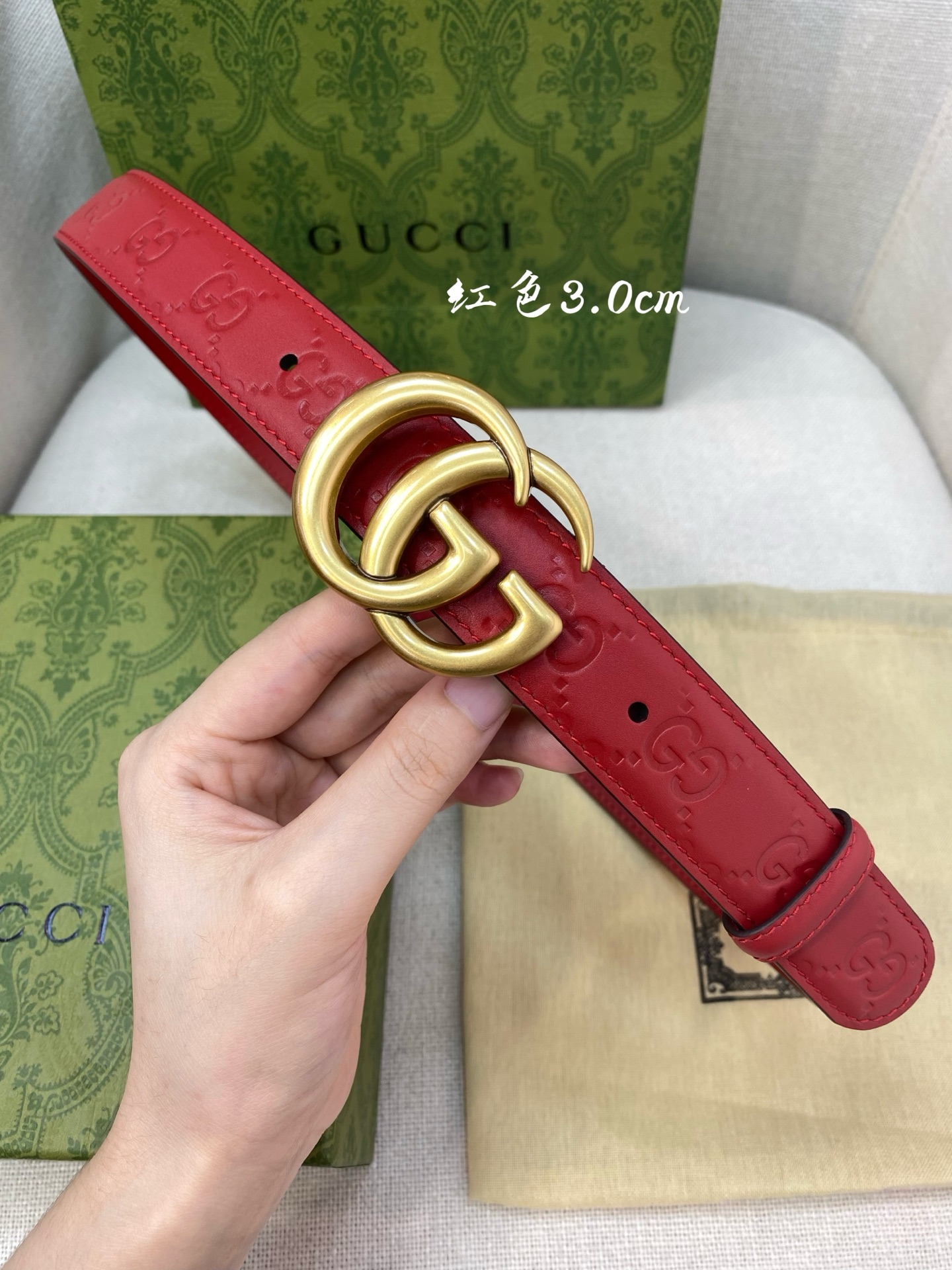 Ceinture en cuir rouge Gucci avec boucle Double G en laiton antique