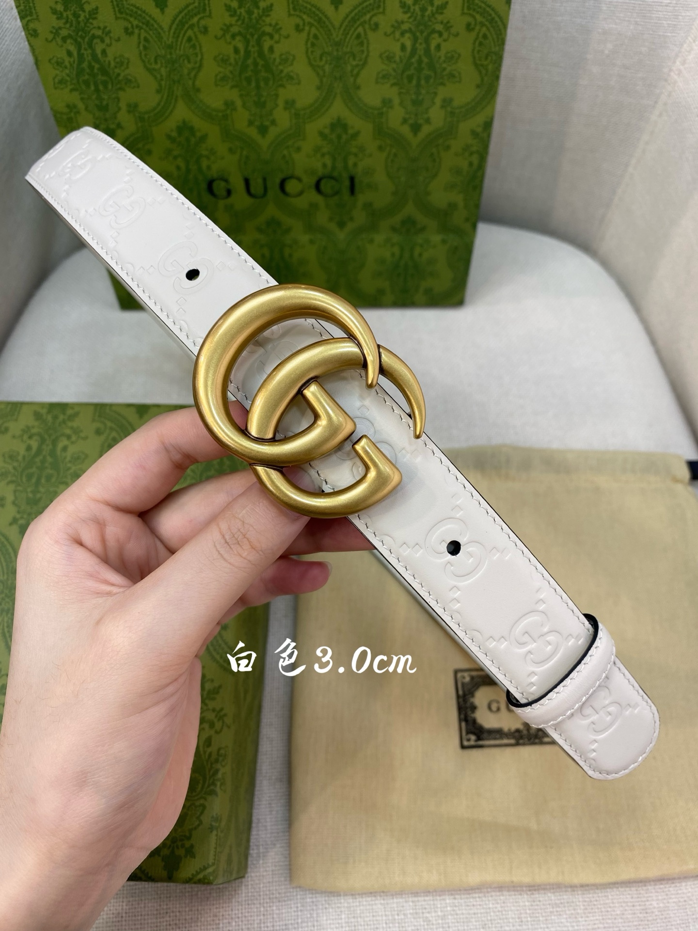 Elegante Cinturón Gucci de Cuero Blanco con Hebilla GG Dorada Envejecida