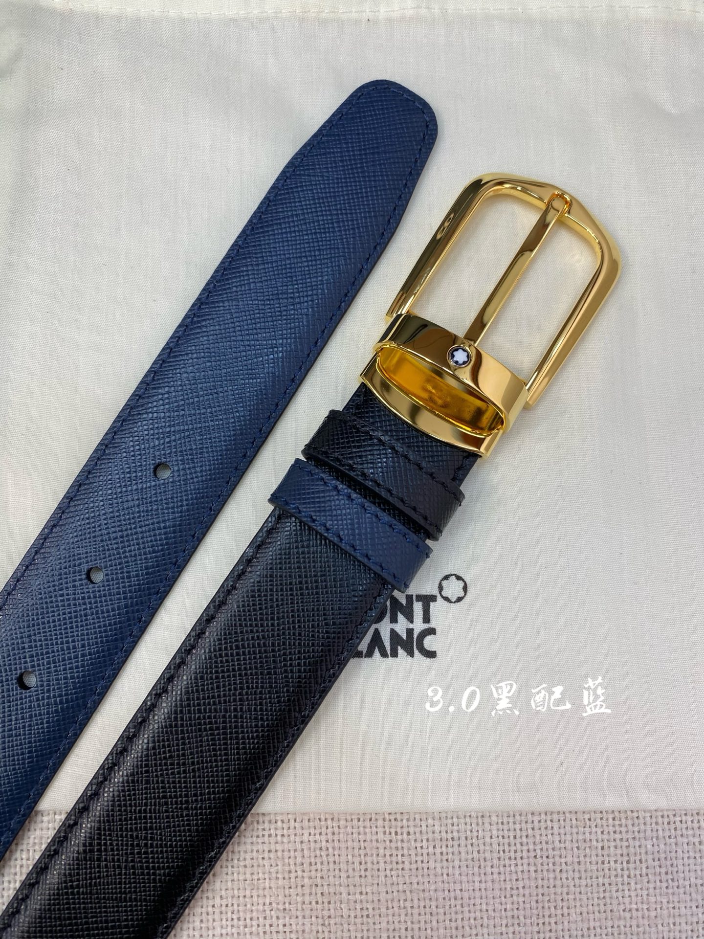 Elegante cinturón Montblanc reversible de piel, hebilla dorada, 3.0 cm de ancho