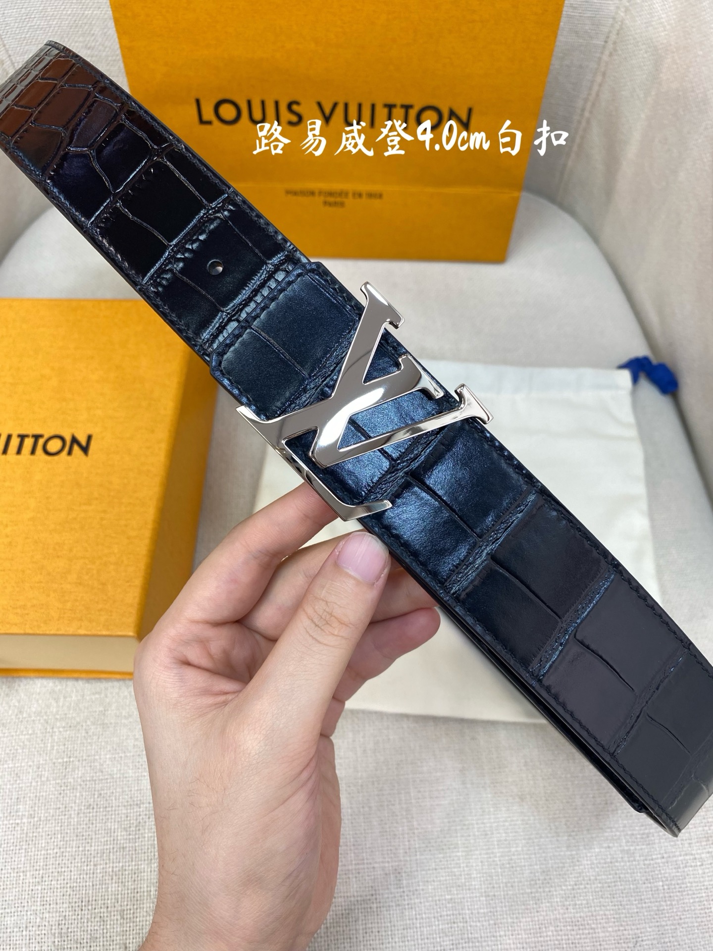 L0UIS VUITT0N （LV）男士专柜品质鳄鱼纹腰帶 寬度40毫米  配置精钢字母搭扣  扣头可随意搭配  ～双面小牛皮设计 手感细腻舒适P160