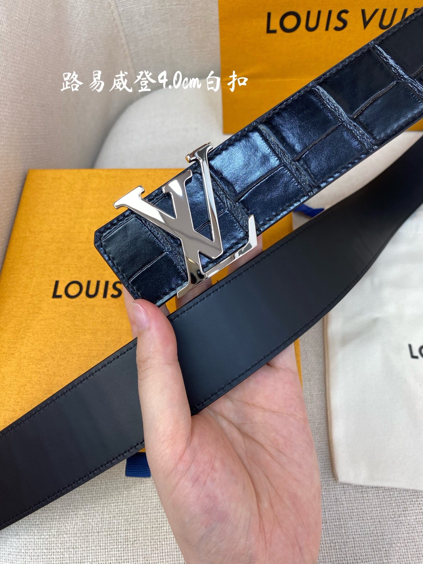 L0UIS VUITT0N （LV）男士专柜品质鳄鱼纹腰帶 寬度40毫米  配置精钢字母搭扣  扣头可随意搭配  ～双面小牛皮设计 手感细腻舒适P160