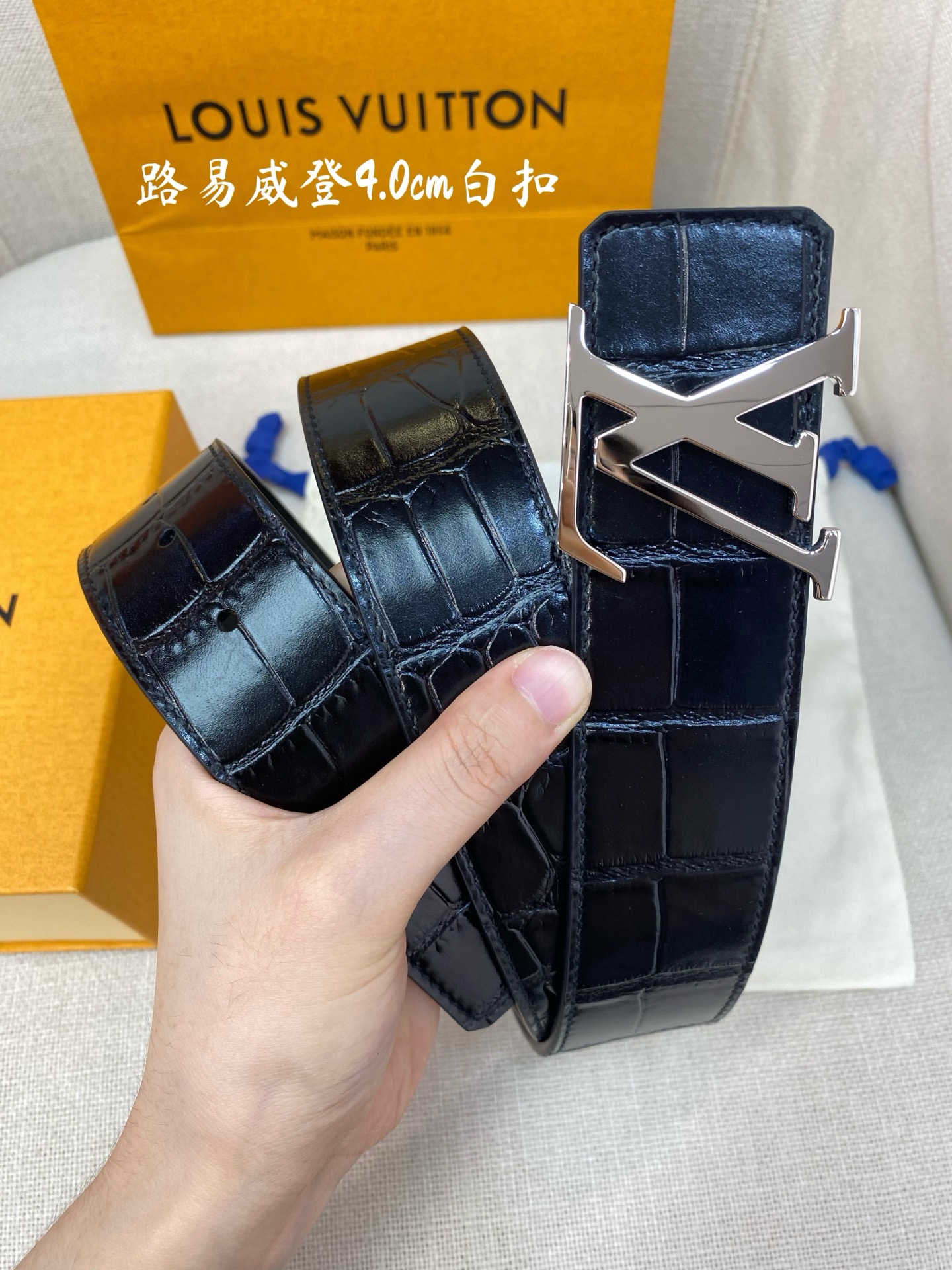 L0UIS VUITT0N （LV）男士专柜品质鳄鱼纹腰帶 寬度40毫米  配置精钢字母搭扣  扣头可随意搭配  ～双面小牛皮设计 手感细腻舒适P160