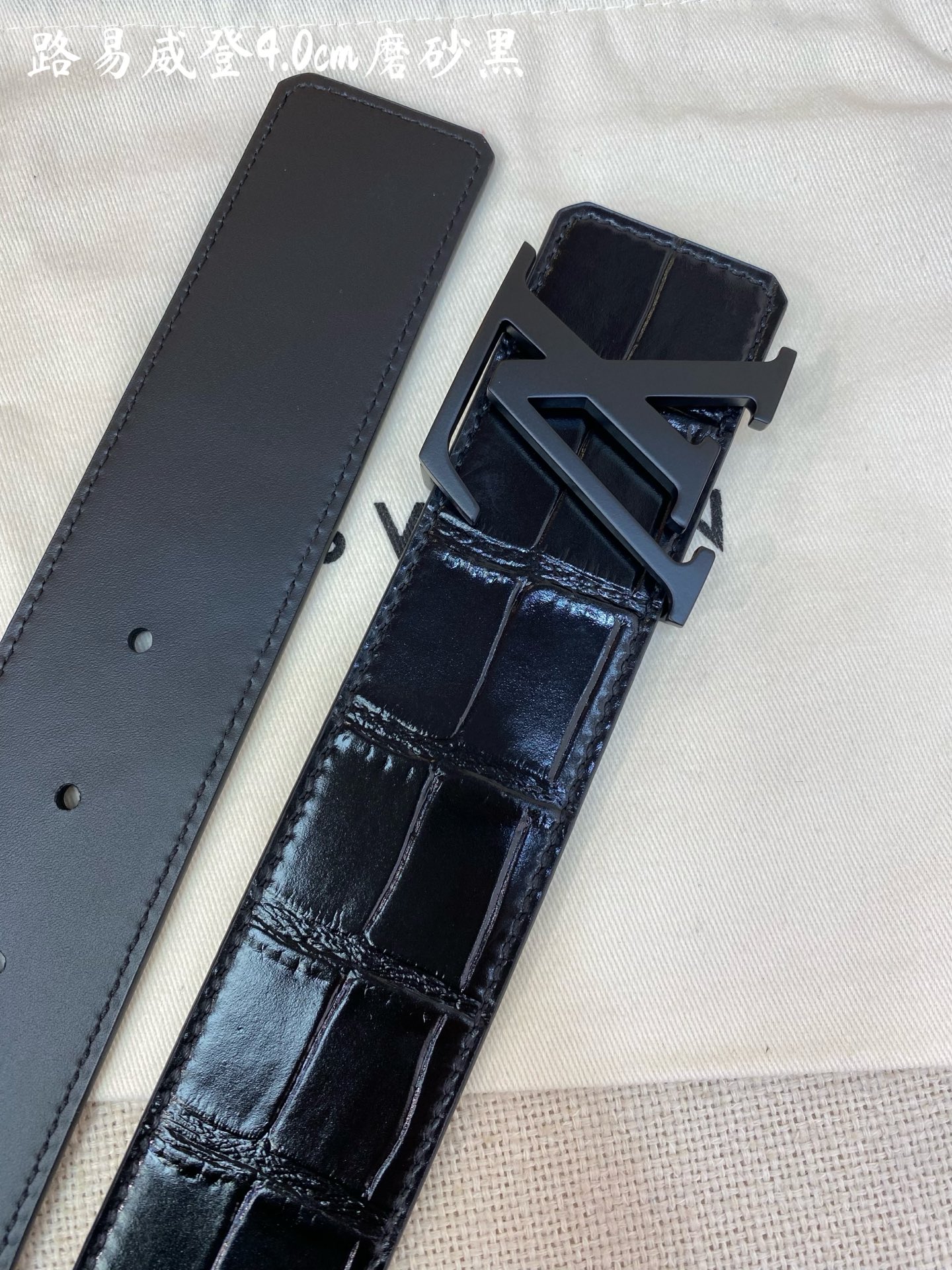 NO:882559,L0UIS VUITT0N (LV) men's counter-quality crocodile pattern belt, width 40 mm, equipped with stainless steel letter buckle, buckle head can be matched at will ~ double-sided calfskin design, delicate and comfortable feel, belt, louis vuitton, cowhide19860909L0UIS VUITT0N（LV）男士专柜品质鳄鱼纹腰帶 寬度40毫米 配置精钢字母搭扣 扣头可随意搭配 ～双面小牛皮设计 手感细腻舒适,皮带,louis vuitton,cowhide,Belt